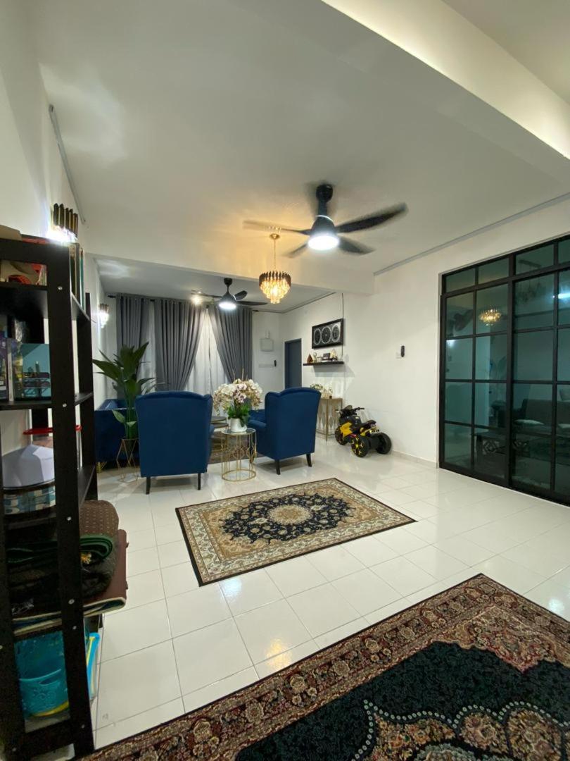 Three-Bedroom House photo 2