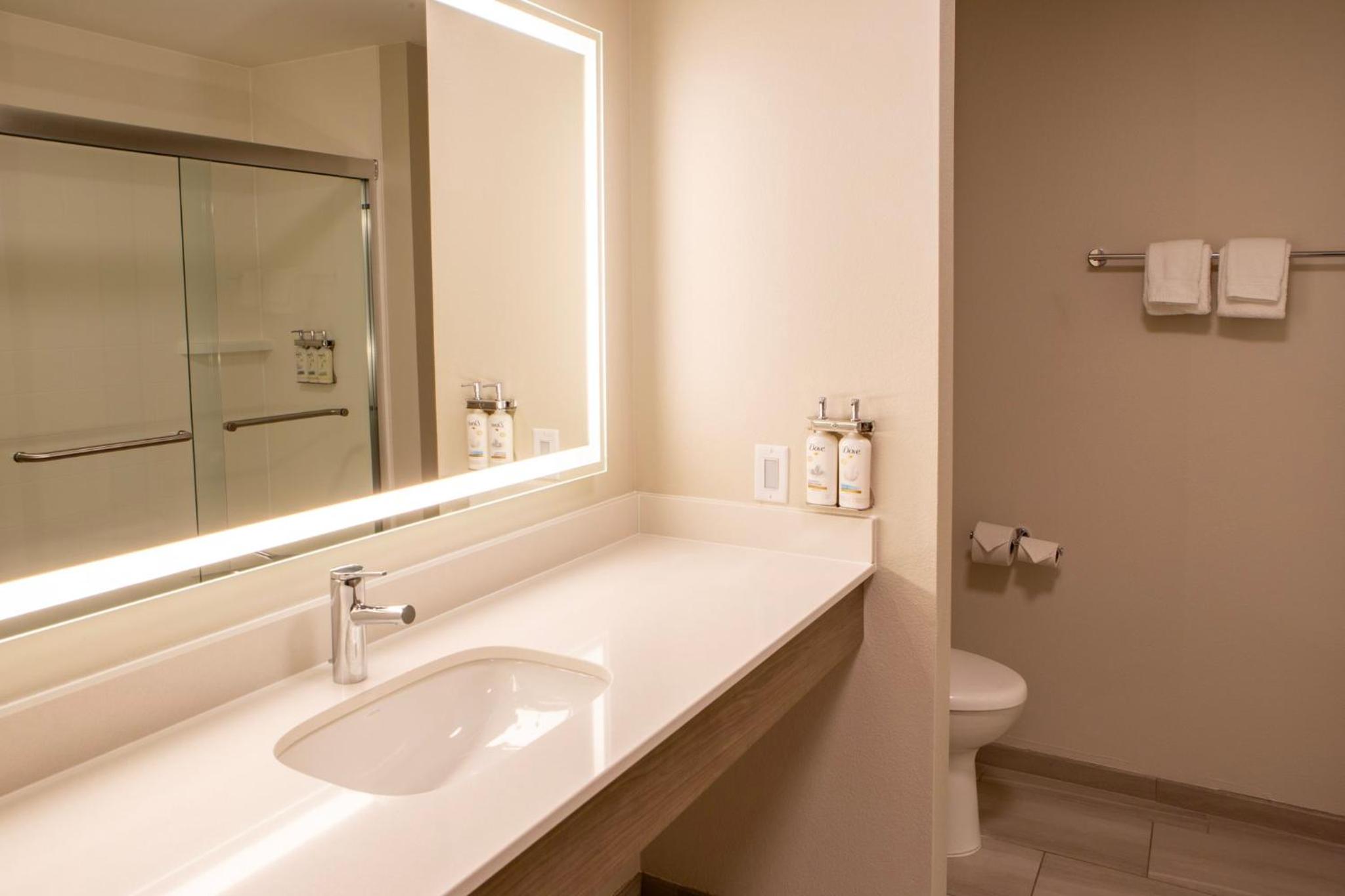 Standard King Room - Photo 5