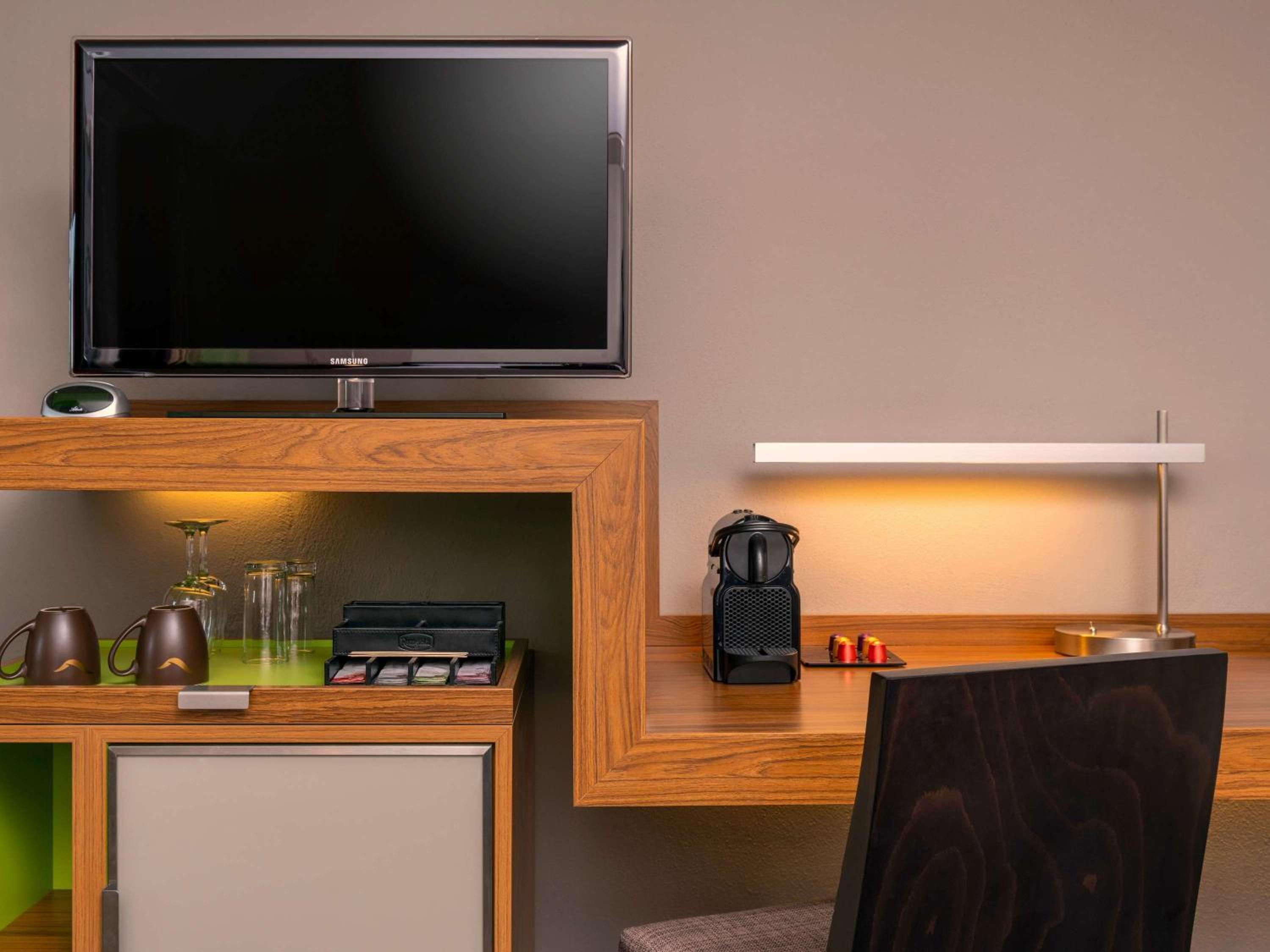 Premium King Room - Photo 8