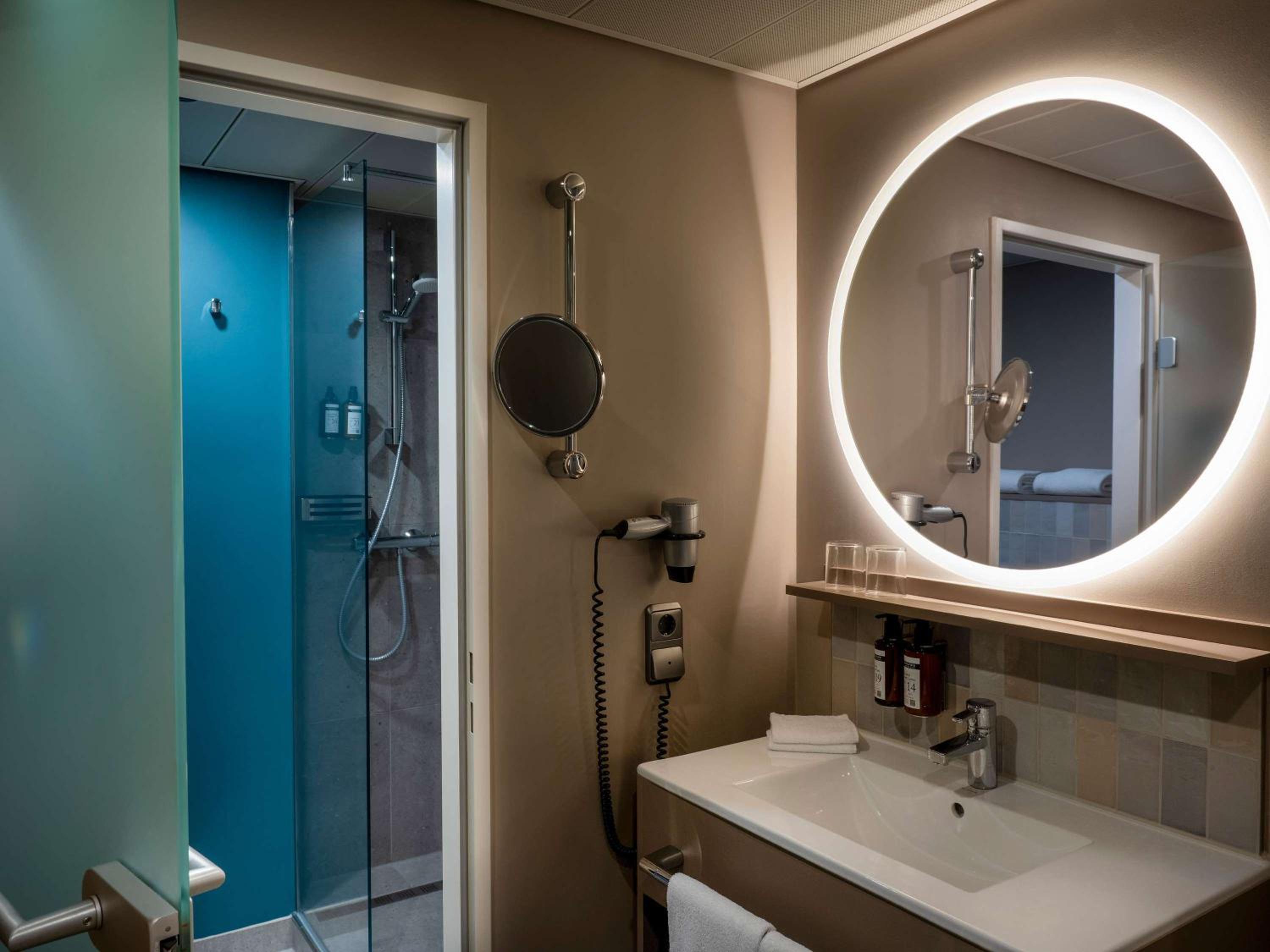 Superior King Room - Photo 11