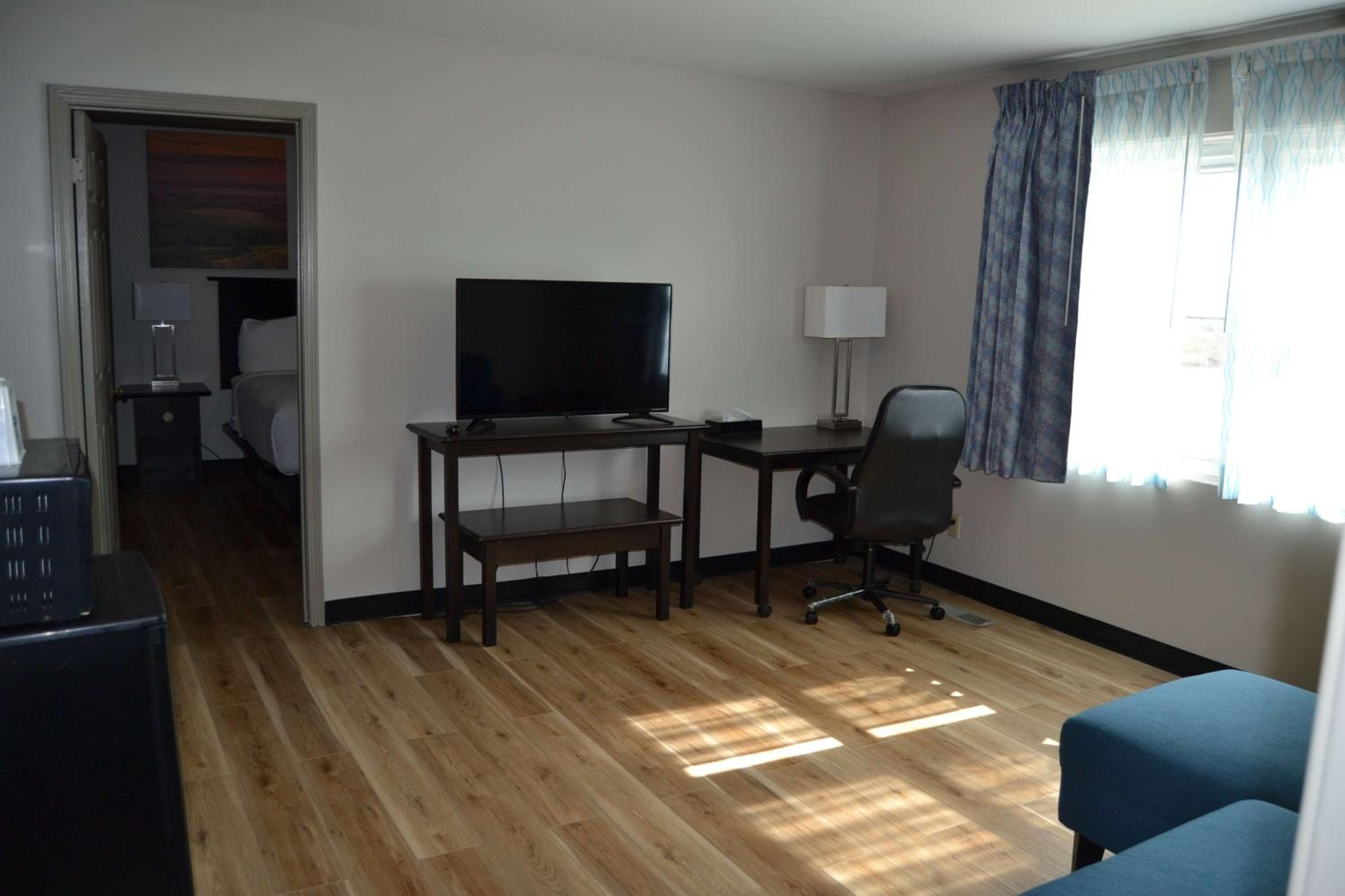 One-Bedroom King Suite - Non-Smoking - Photo 2
