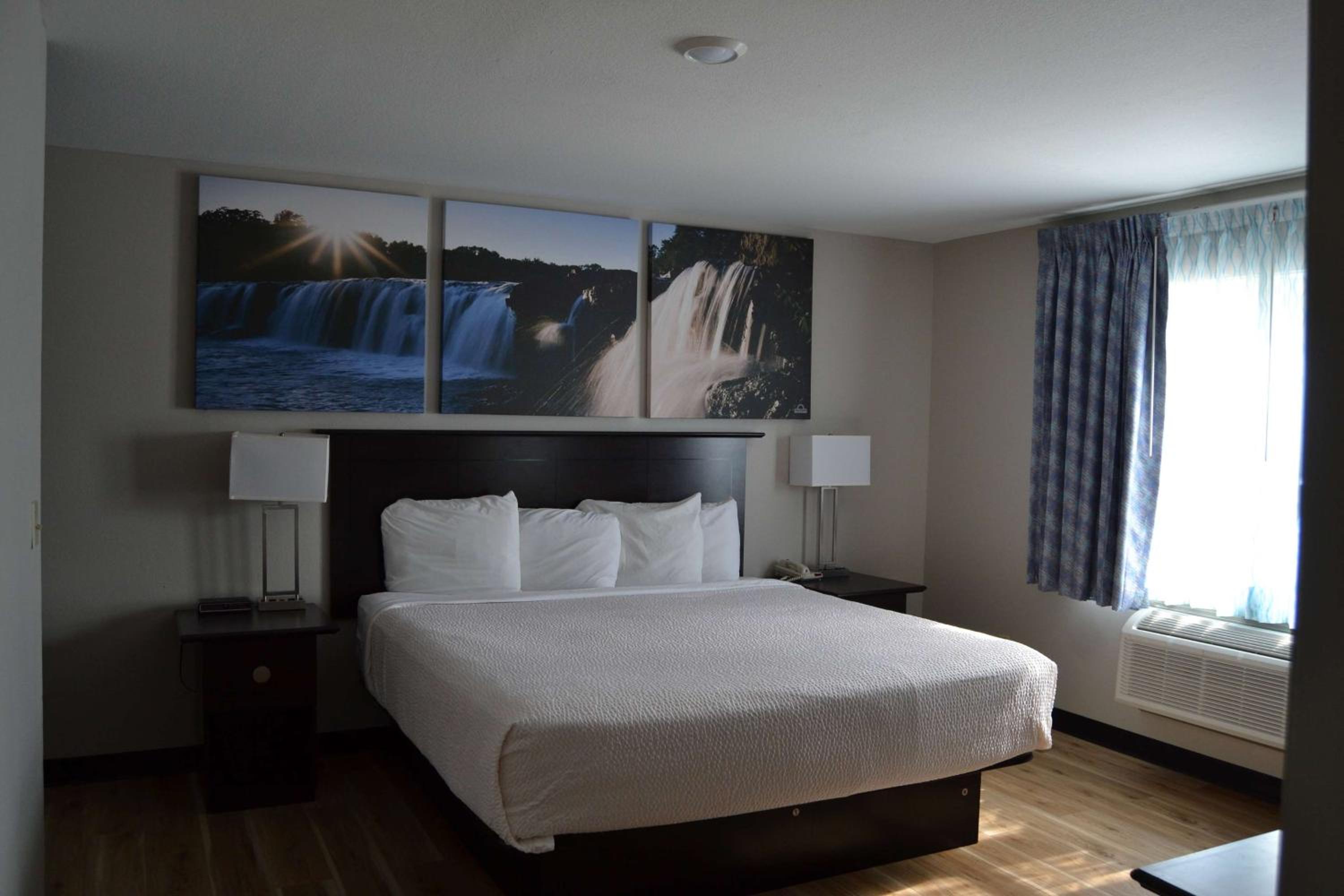 One-Bedroom Deluxe King Suite - Non-Smoking - Photo 1