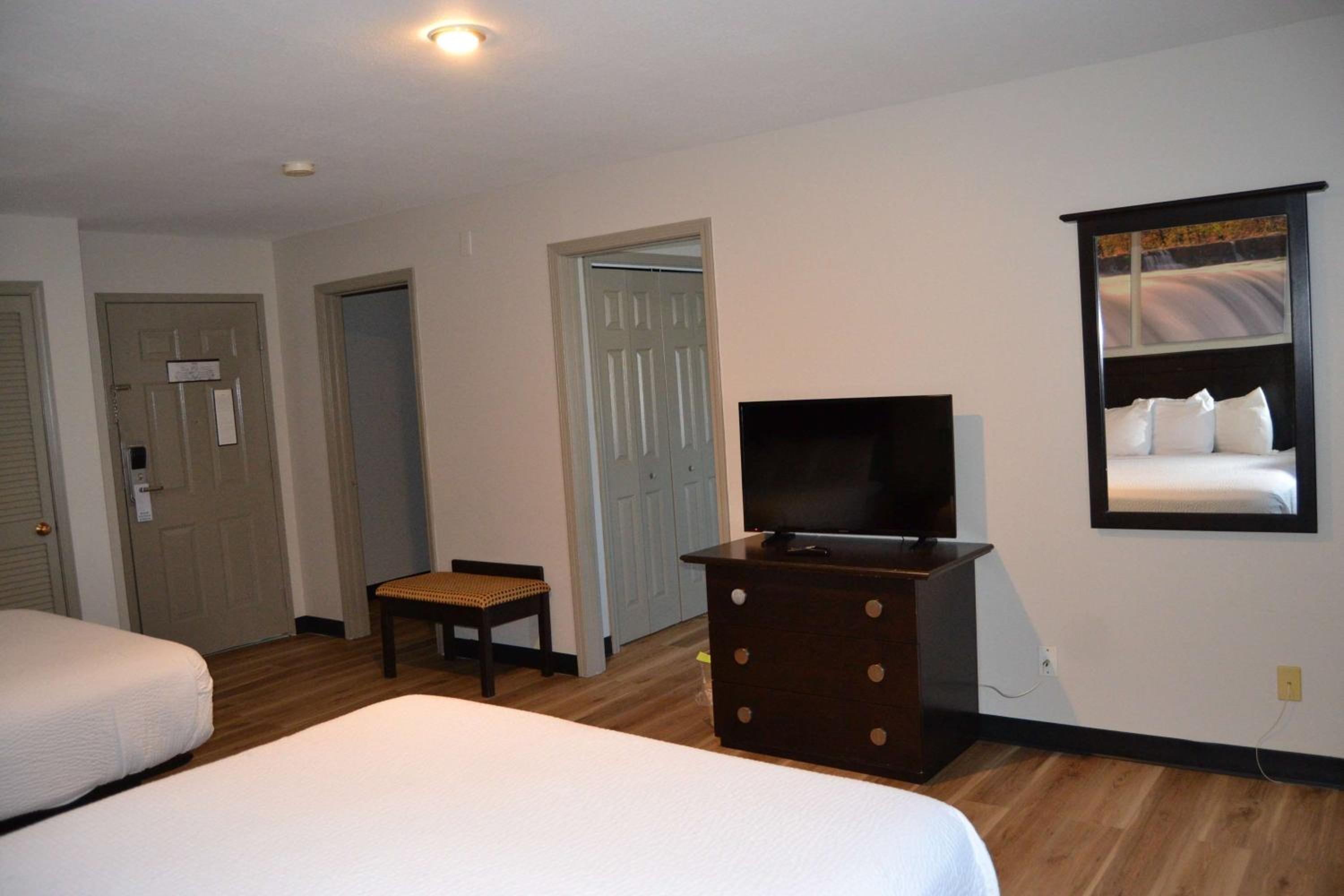 One-Bedroom Suite with Two Queen Beds - Non-Smoking - Photo 1