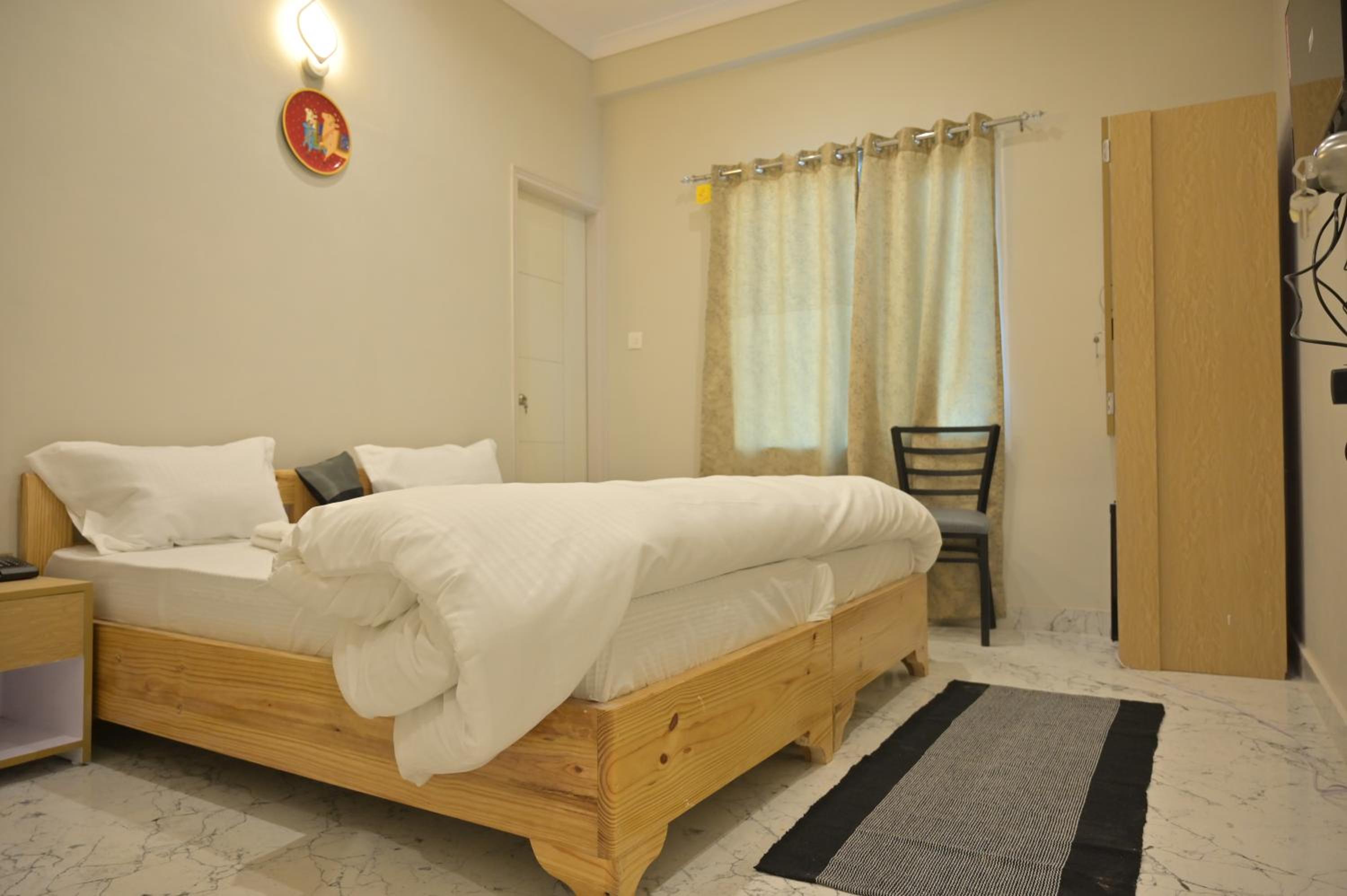 Standard King Room - Photo 7