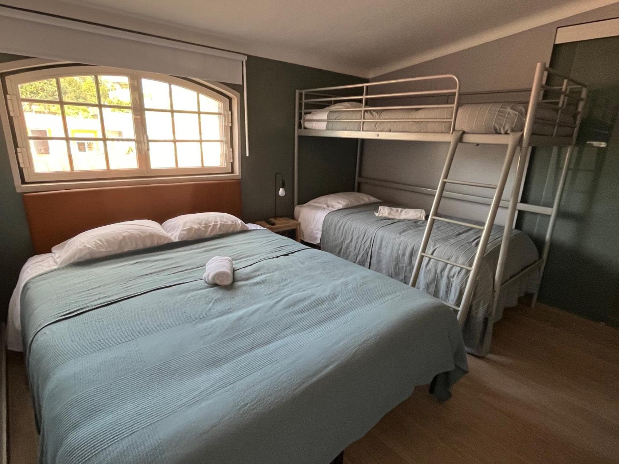 Quadruple Room with Private Bathroom photo 1