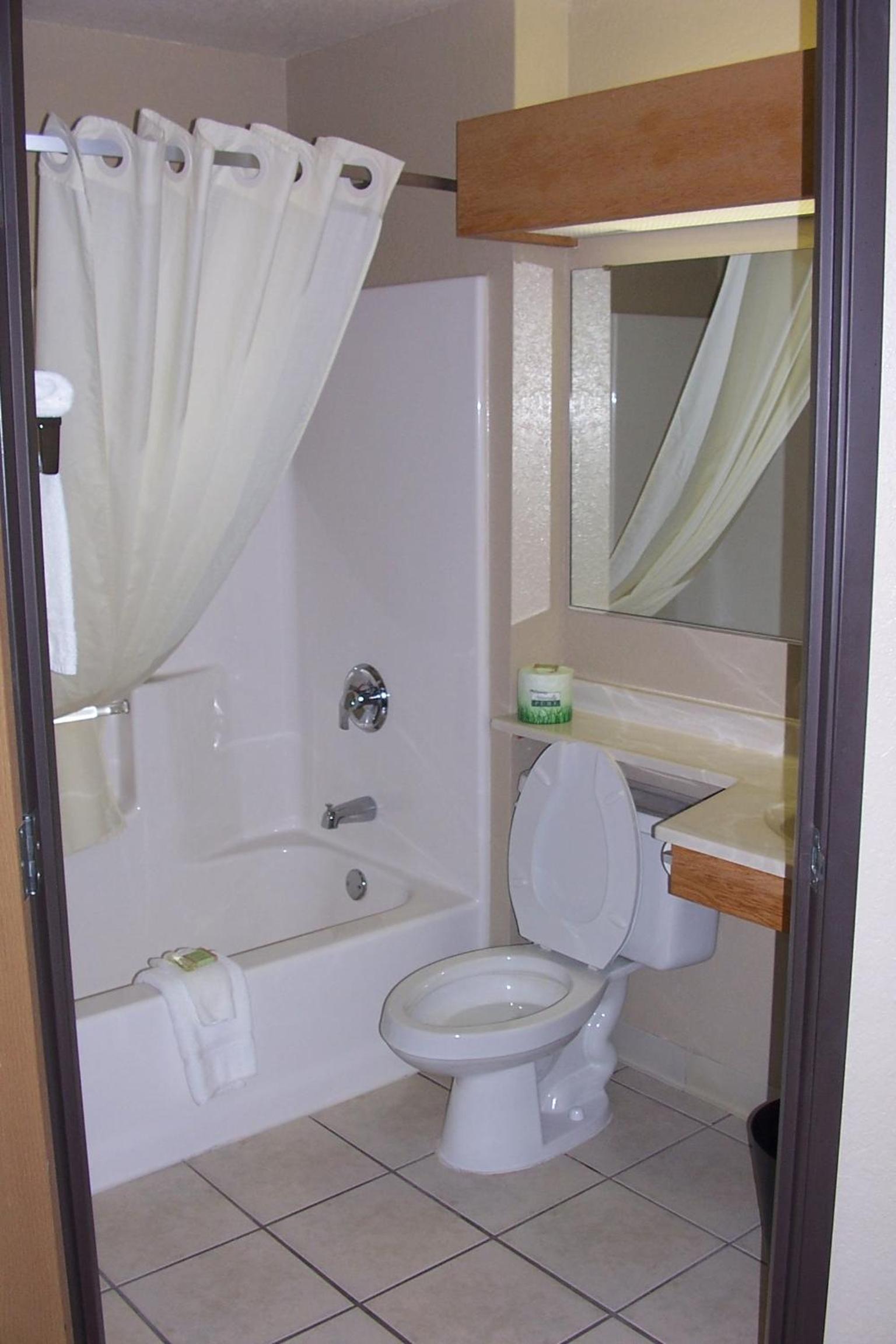 Queen Studio Suite - Non-Smoking photo 2