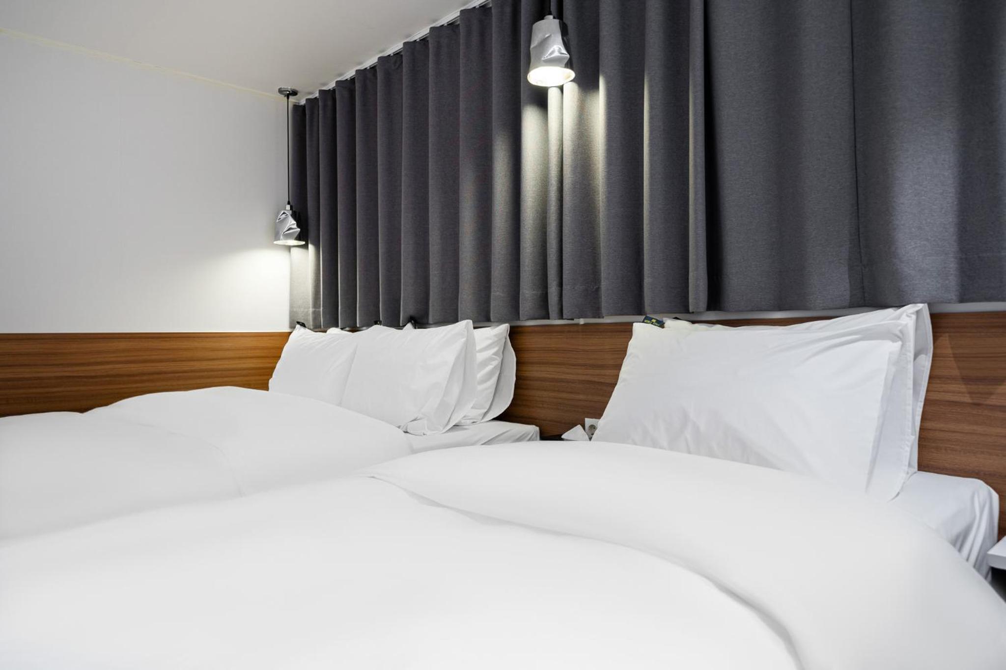 Twin Room - Photo 7