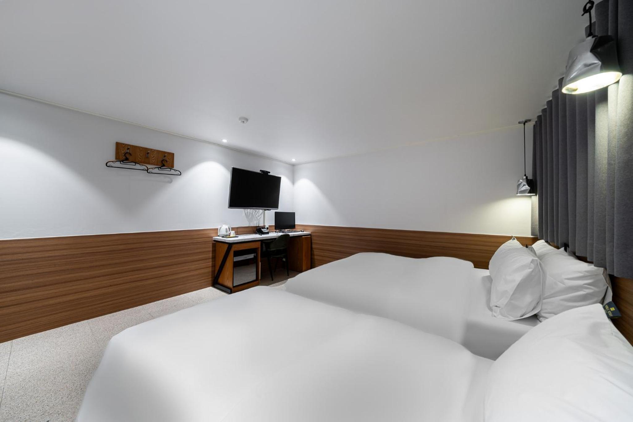 Twin Room - Photo 8
