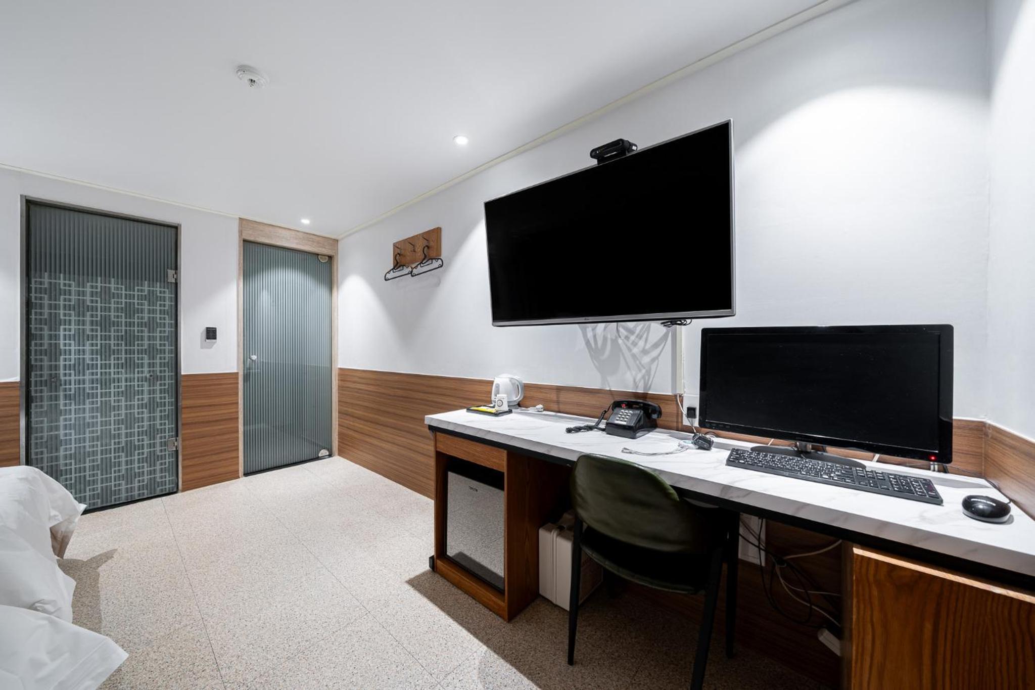 Twin Room - Photo 3