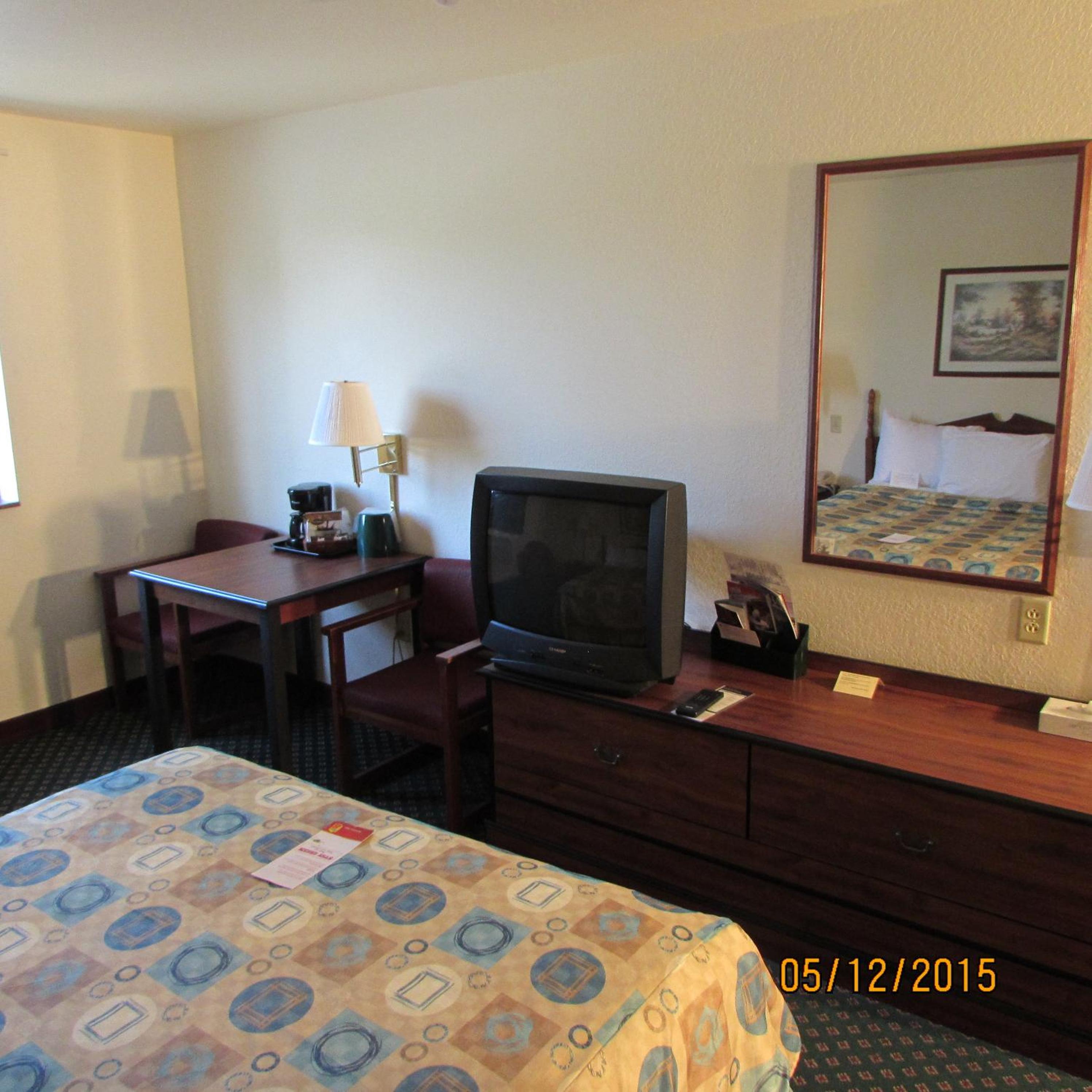 Queen Room - Non-Smoking photo 1