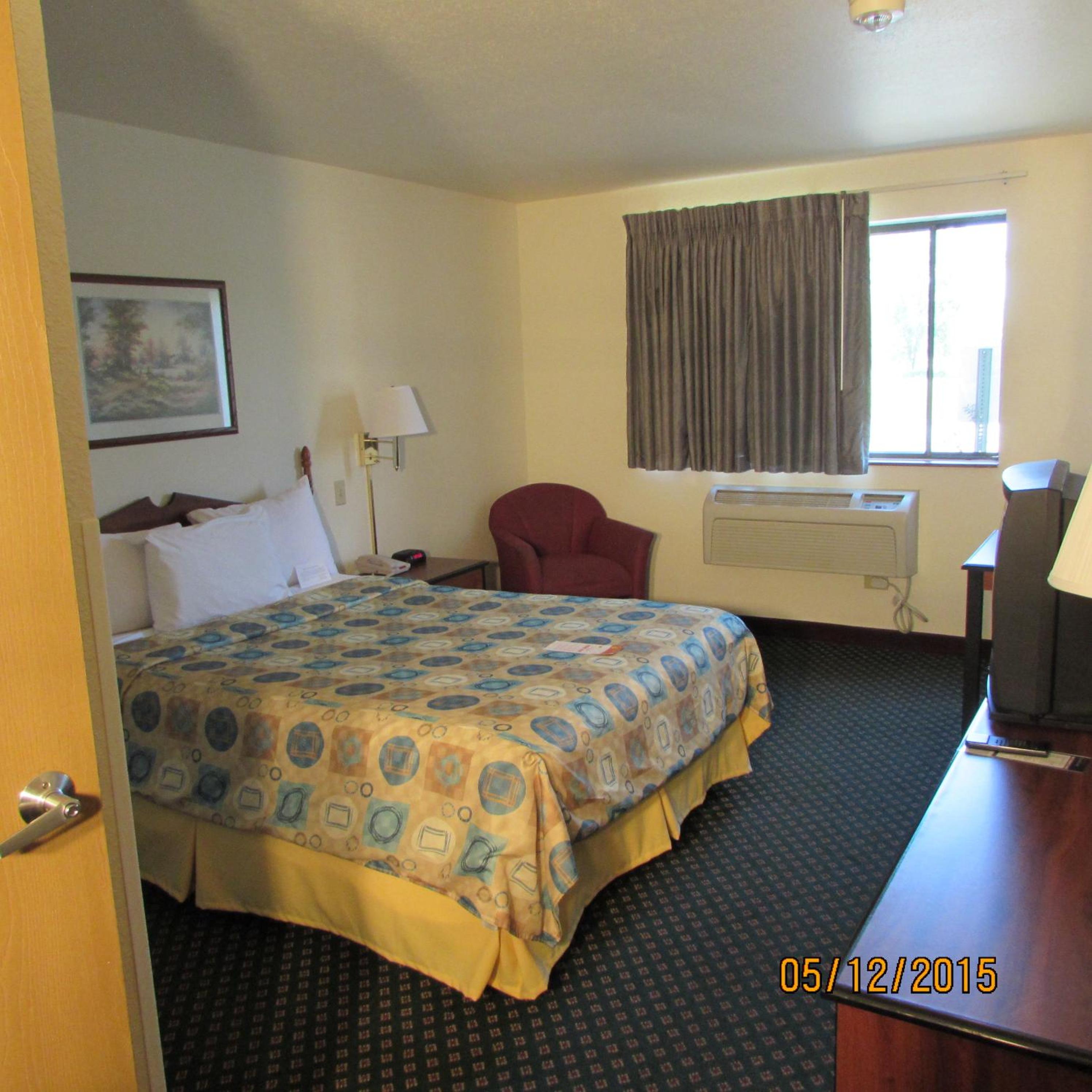 Queen Room - Non-Smoking photo 3