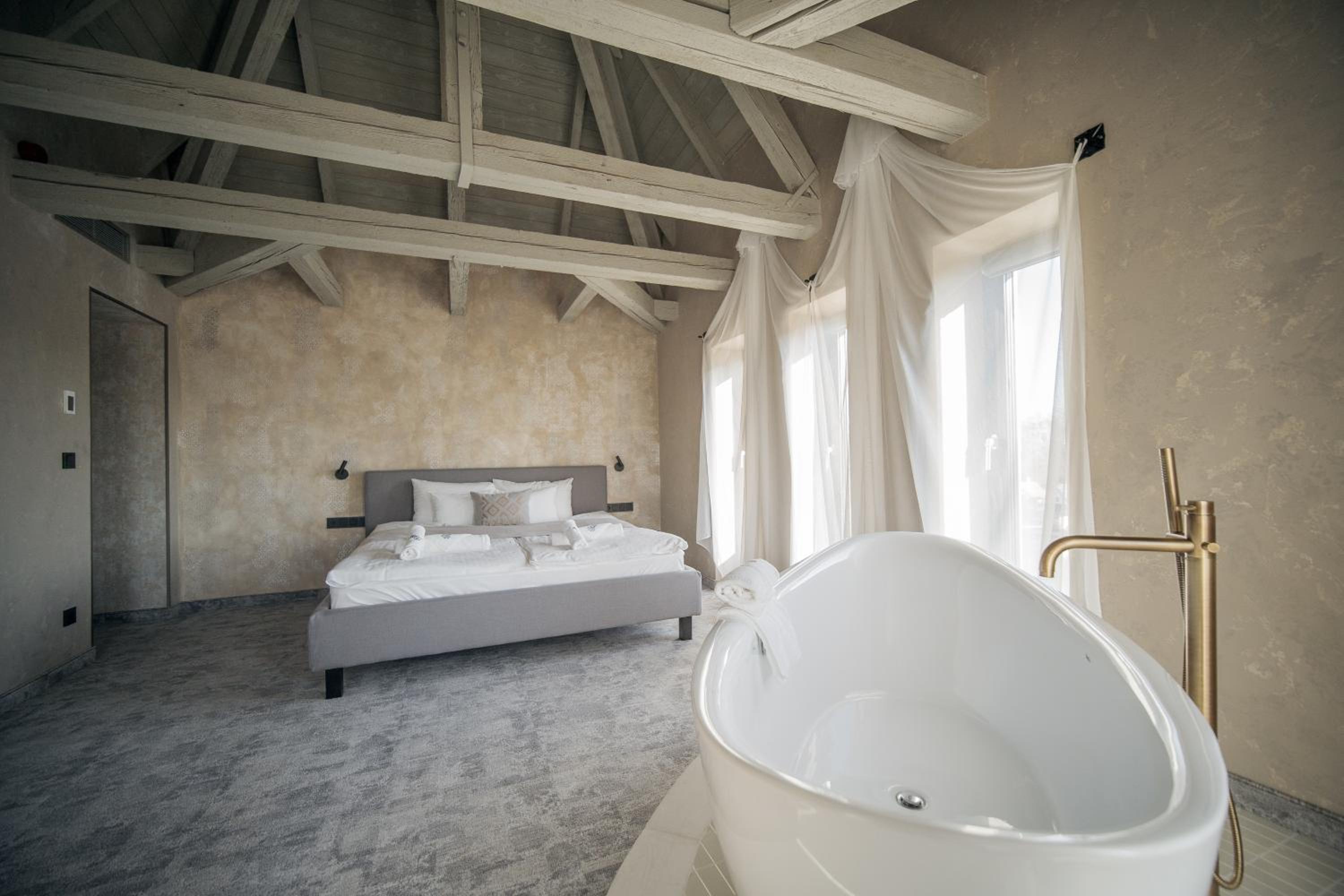 Deluxe Double Room With Bath photo 2