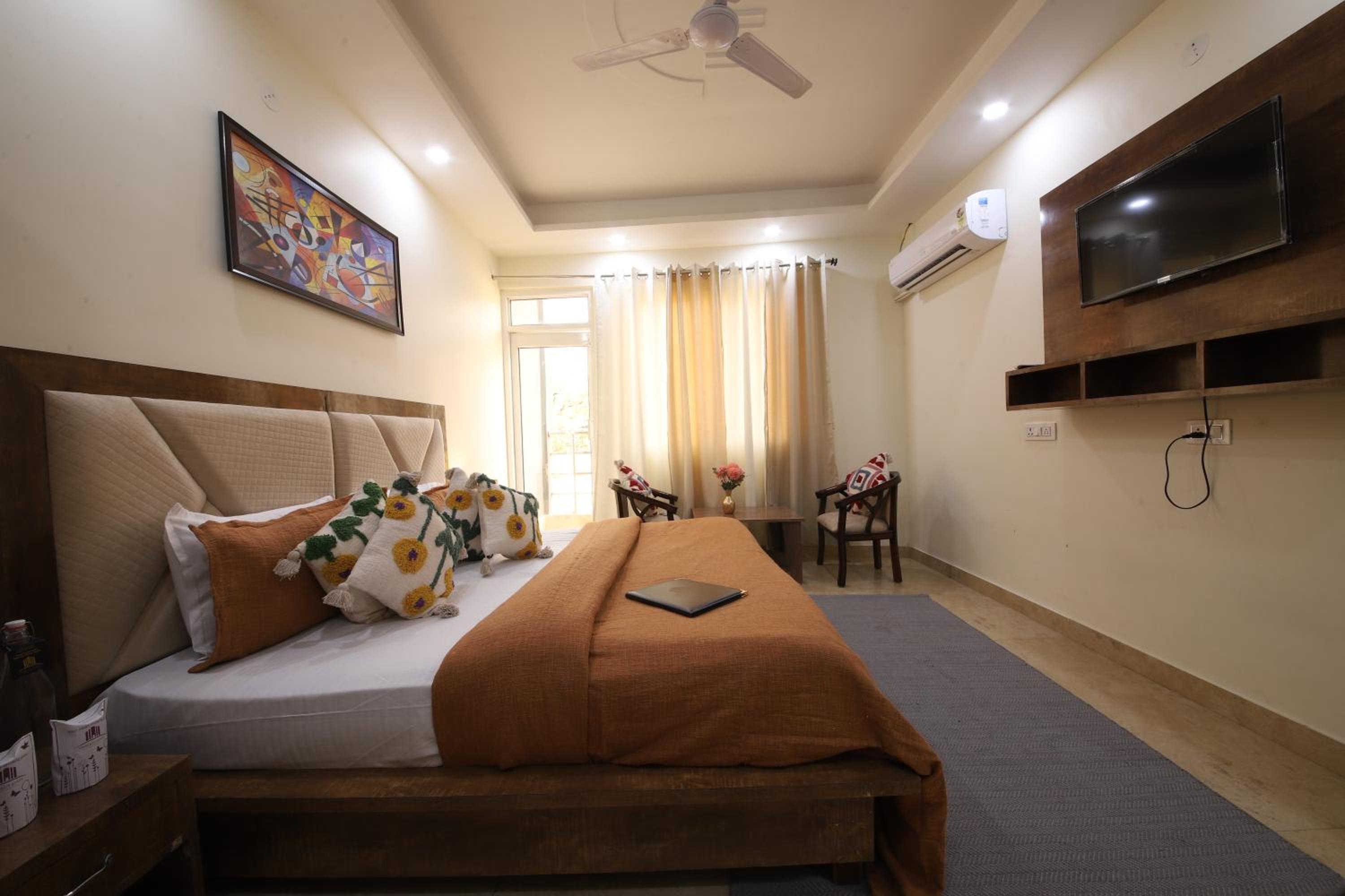 Deluxe Double Room with Balcony photo 1