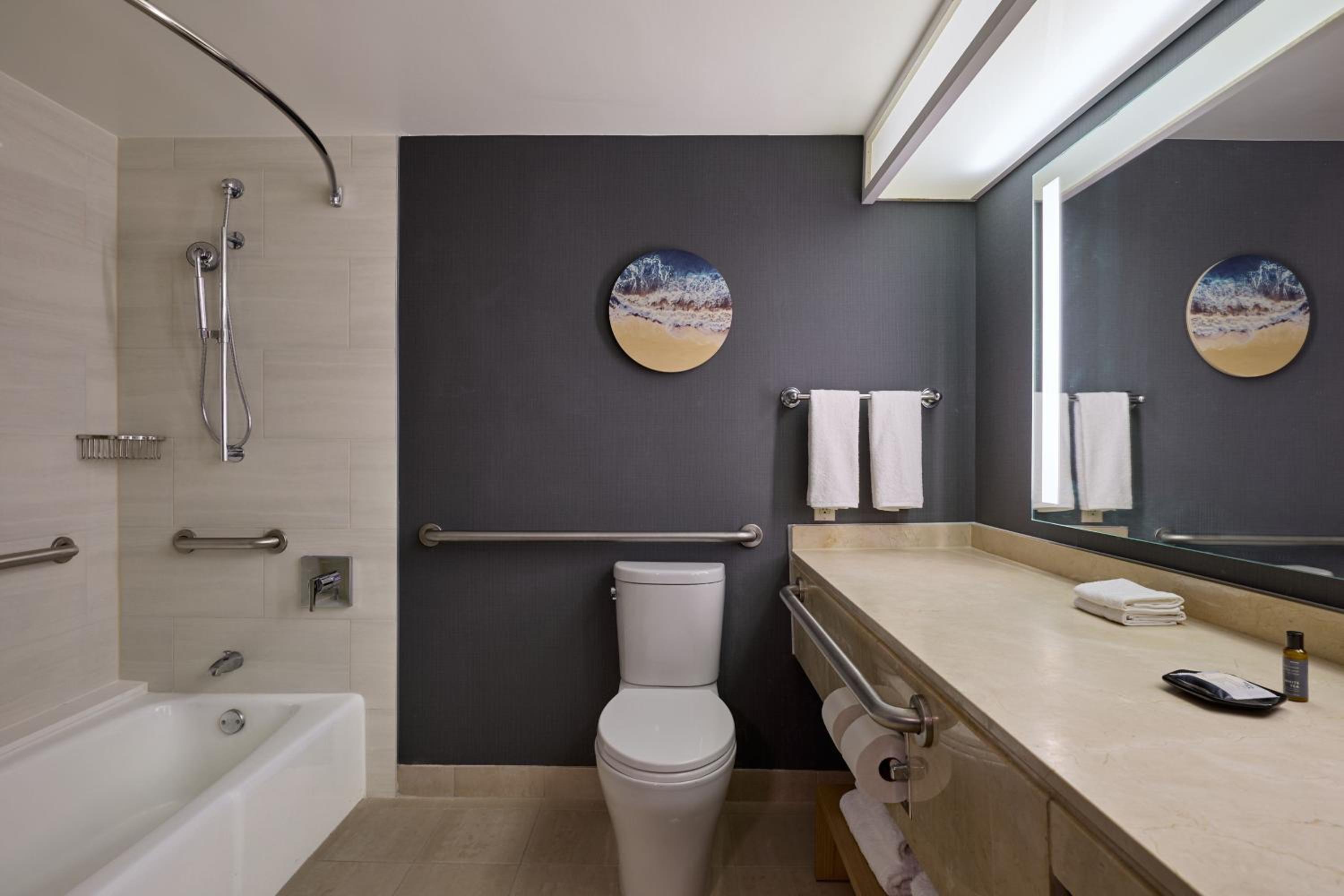 Traditional Double Room with Two Queen Beds and Adapted Tub - Mobility Accessible