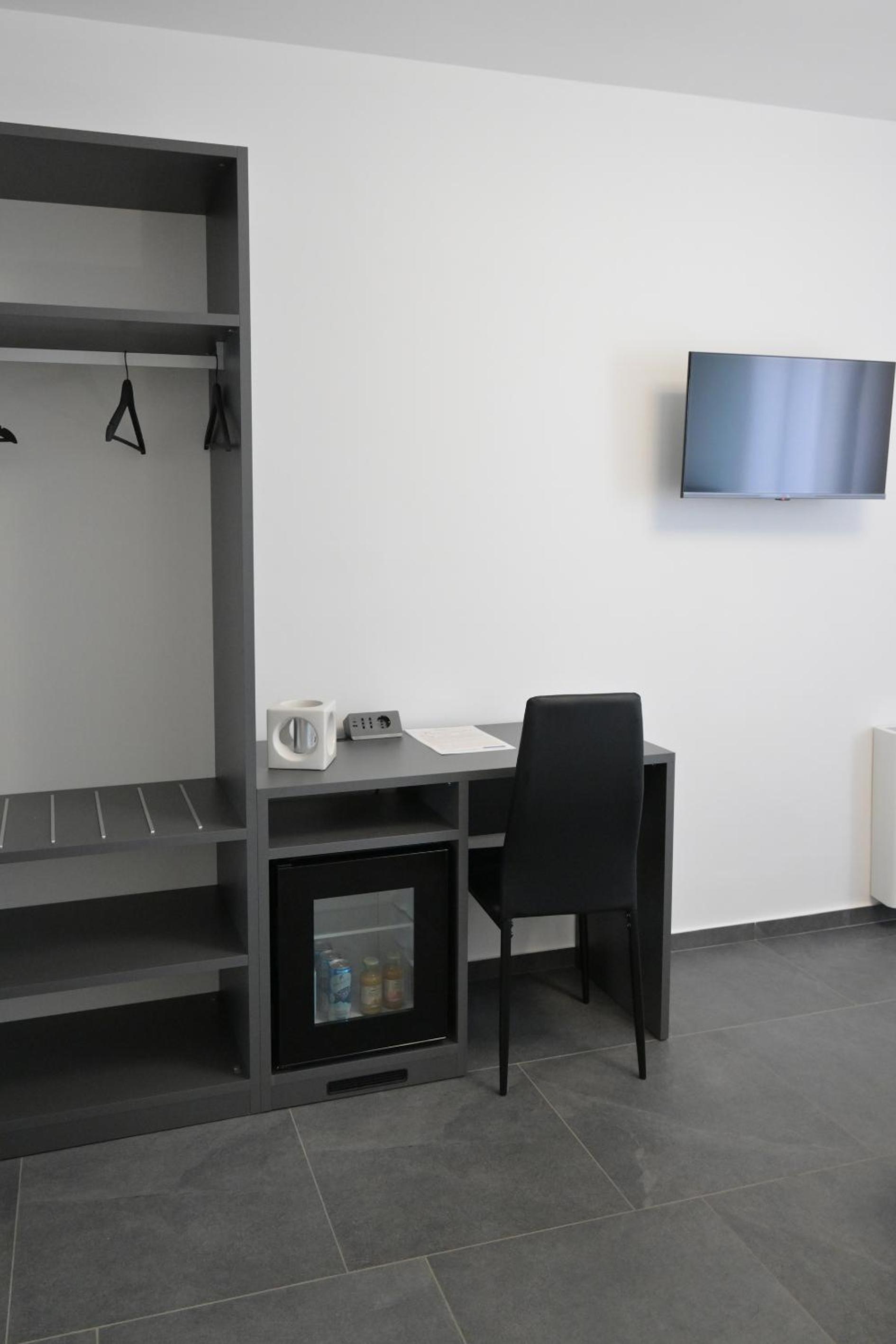 Triple Room with Private Bathroom photo 2
