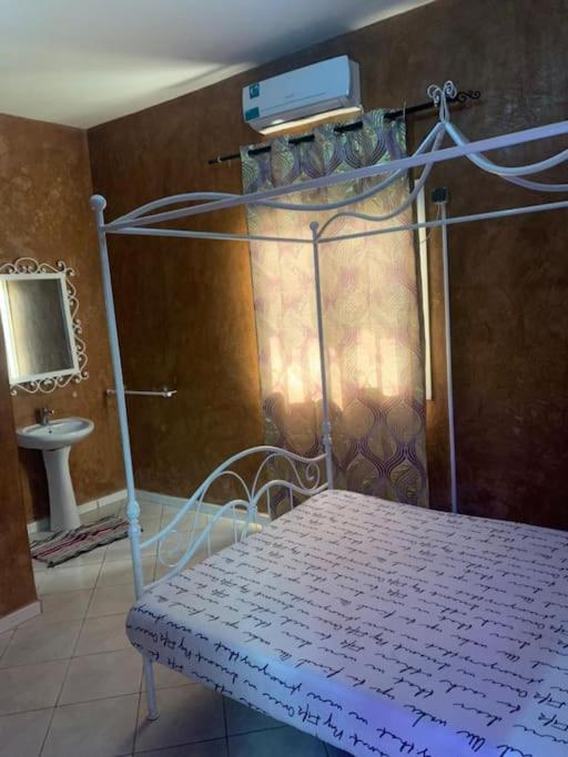 Five-Bedroom House photo 1