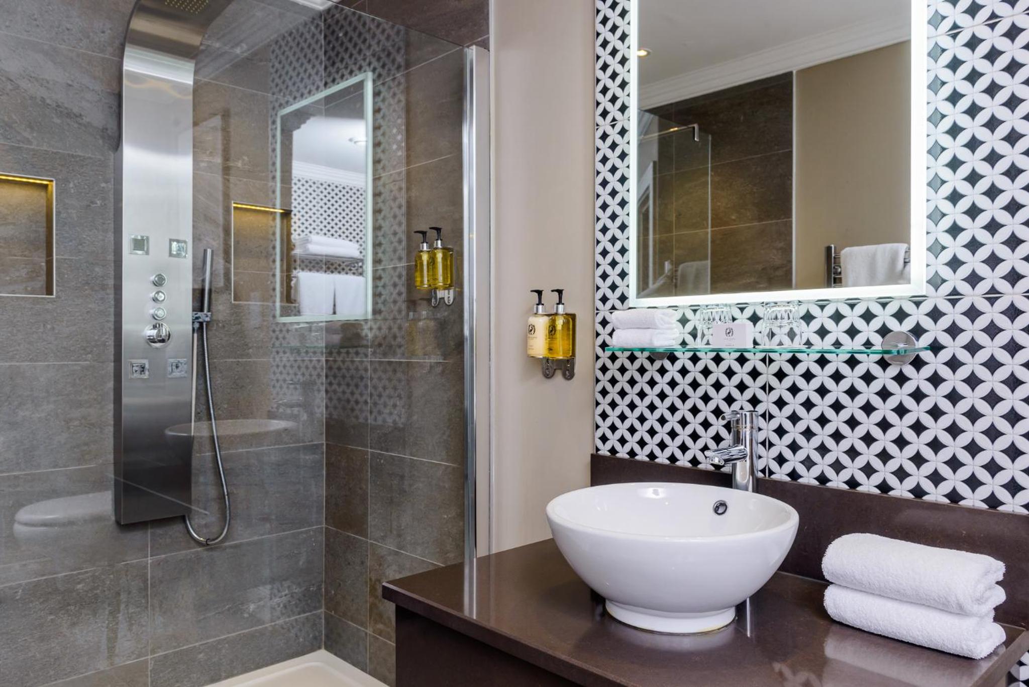 Deluxe Junior Suite - Photo 3