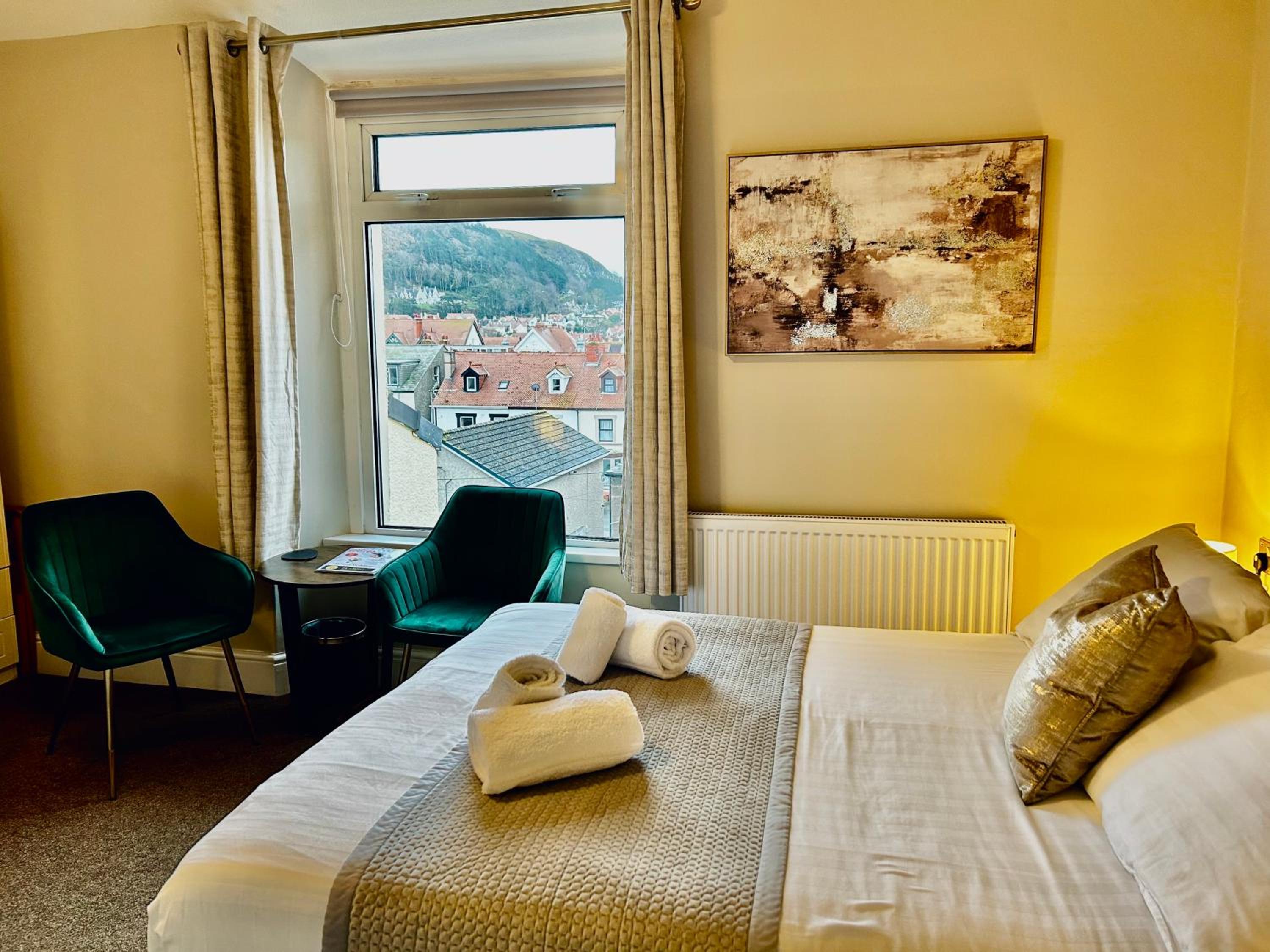 Twin Room with Mountain View photo 2