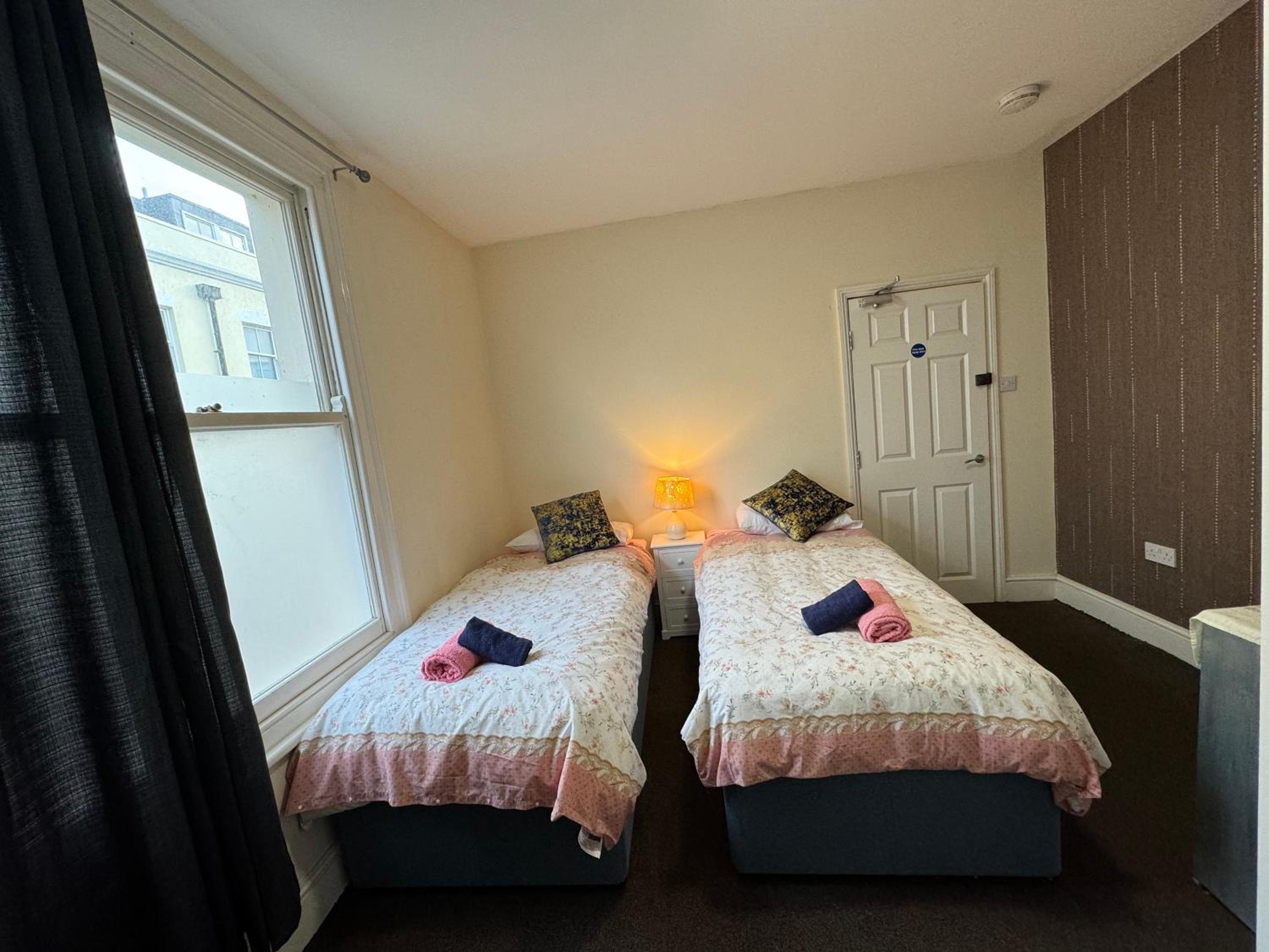 Double or Twin Room with Private Bathroom photo 3