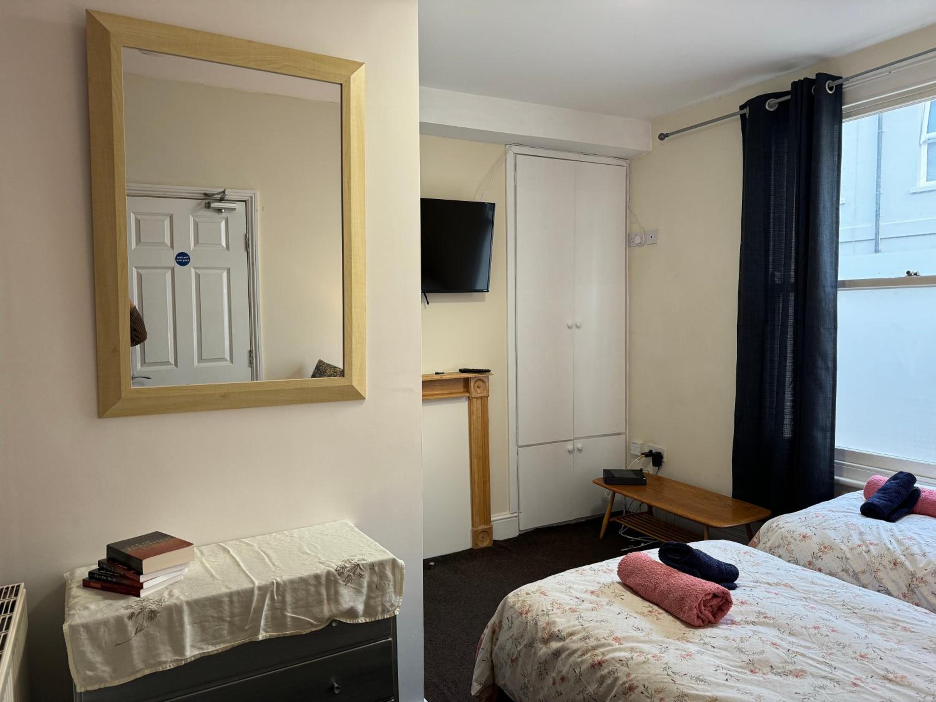 Double or Twin Room with Private Bathroom photo 2