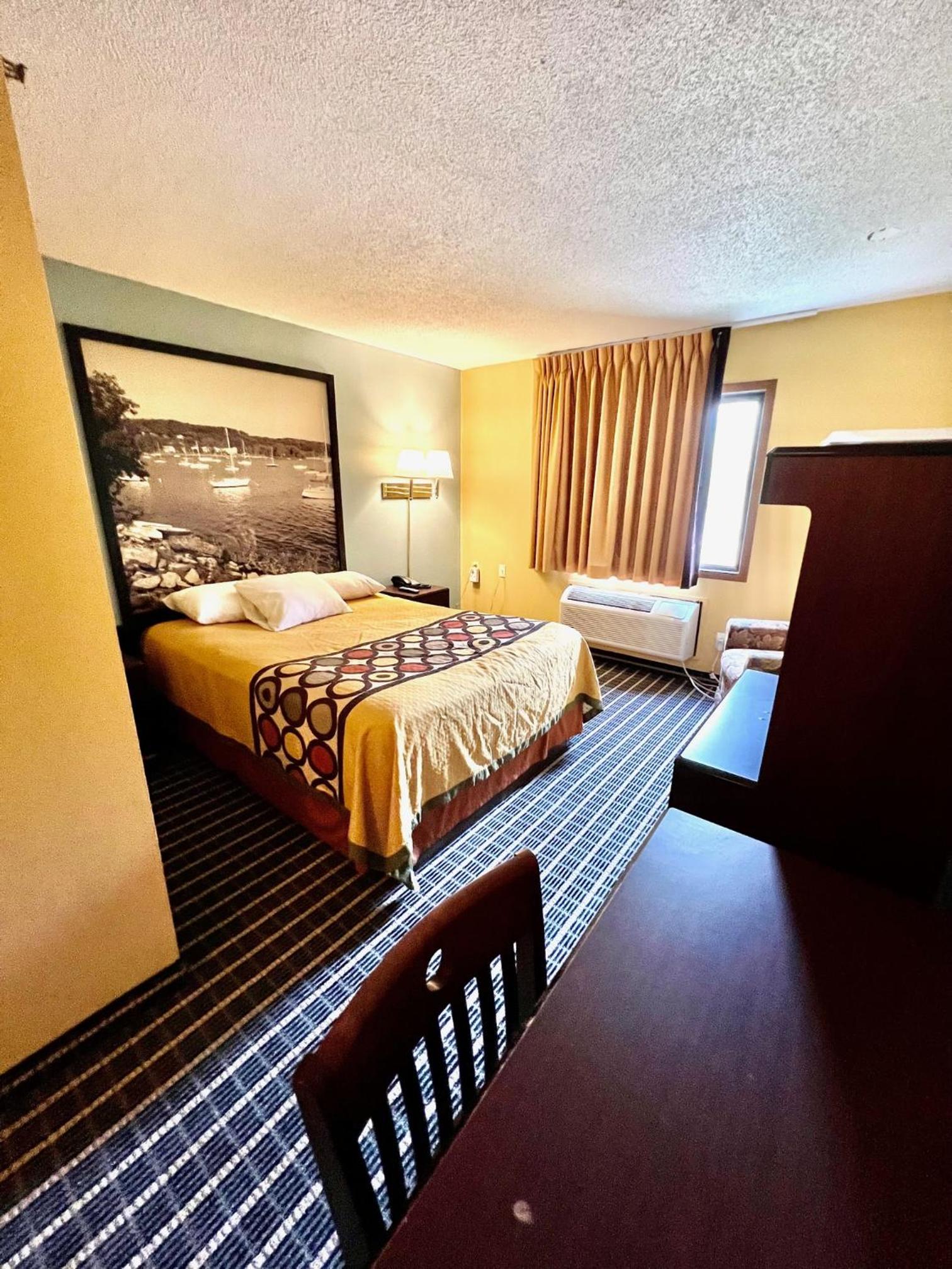 Queen Room with One Queen Bed - Mobility Access/Non-Smoking - Photo 4