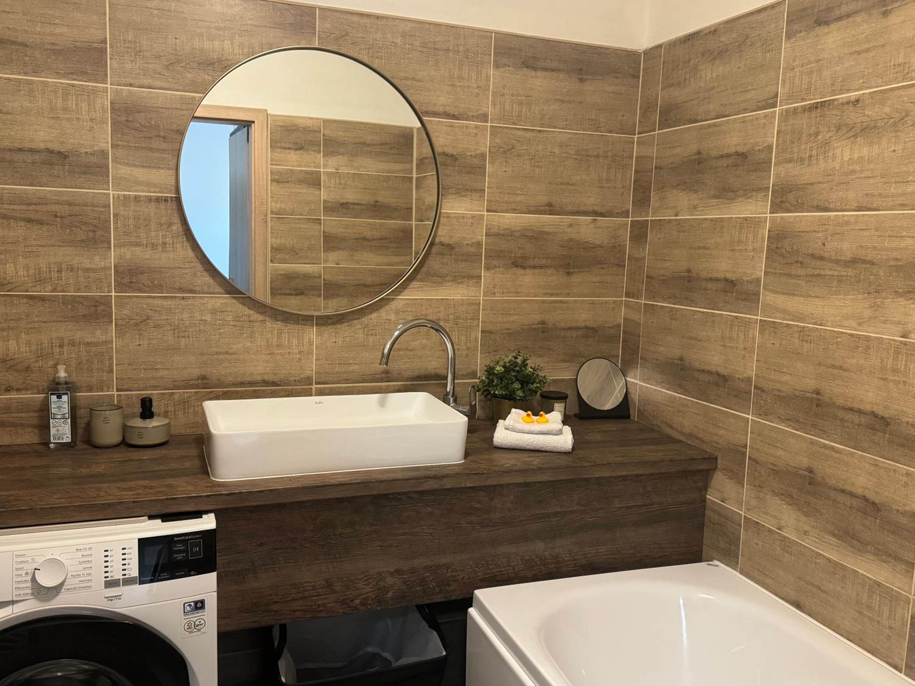 One-Bedroom Apartment - Photo 11