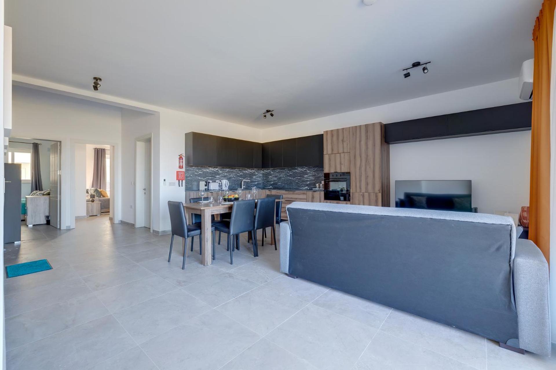 Deluxe Apartment with Balcony and shared Pool