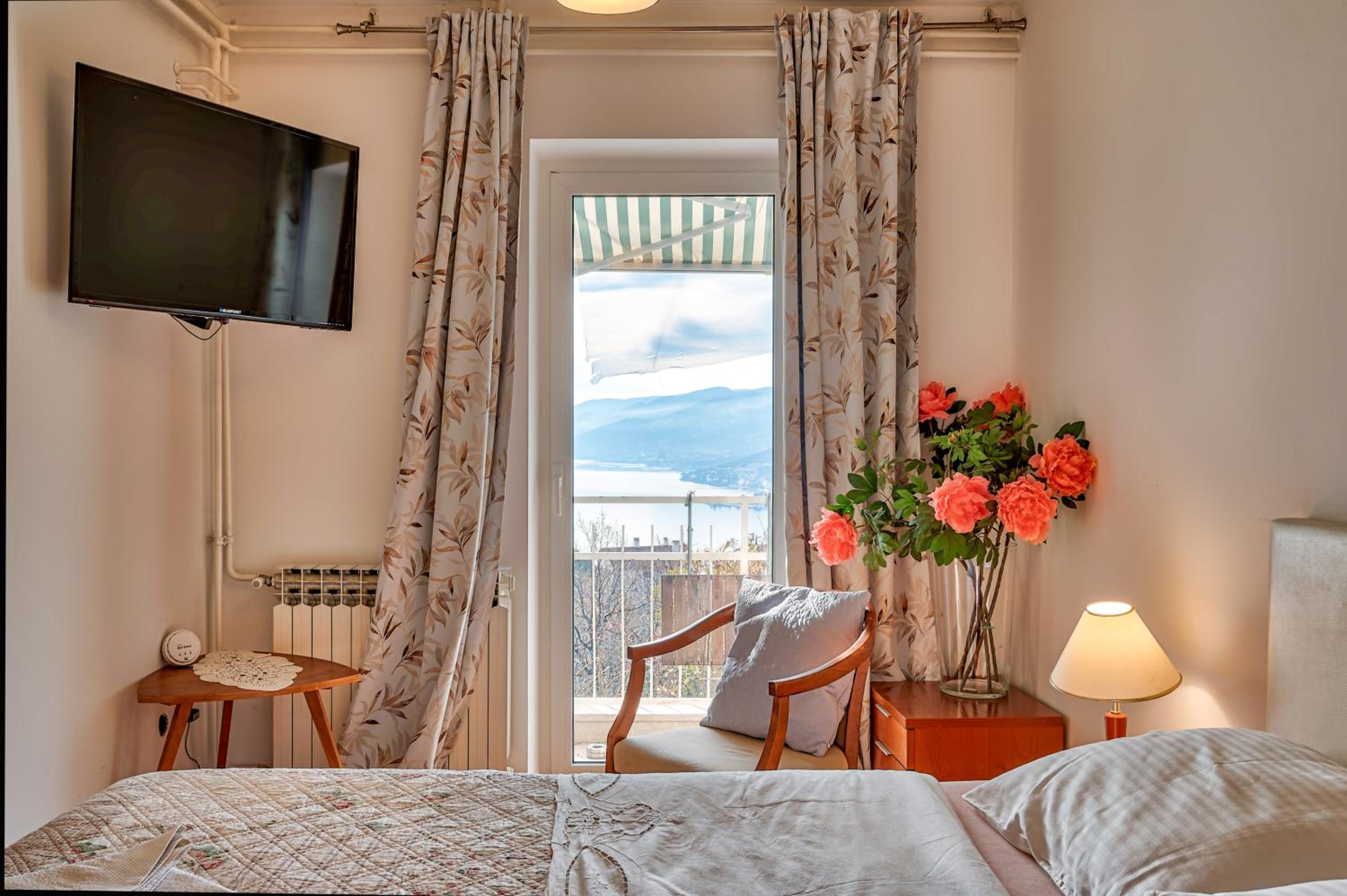 One-Bedroom Apartment with Private Entrance photo 1