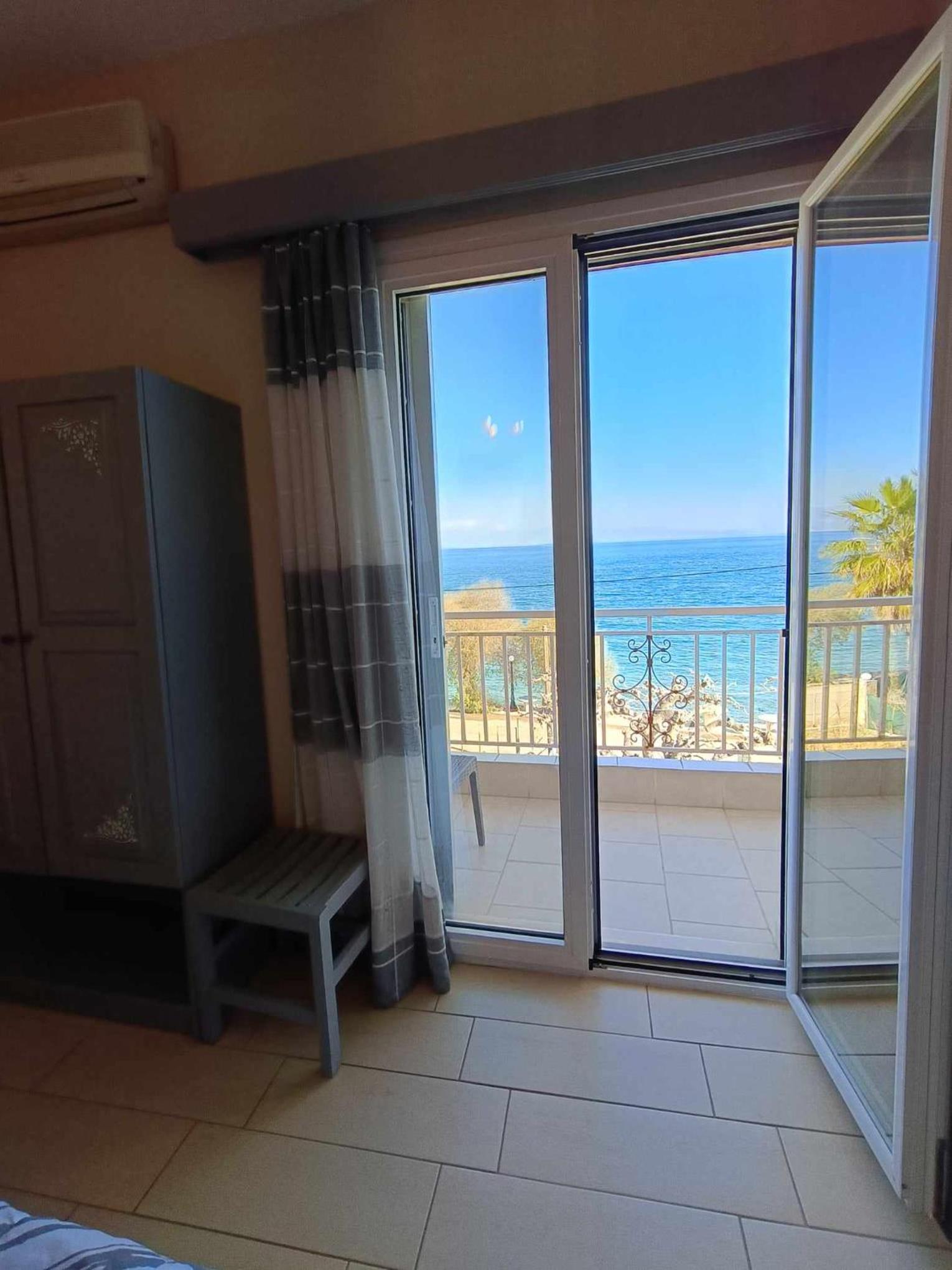 Double or Twin Room with Sea View - Photo 13
