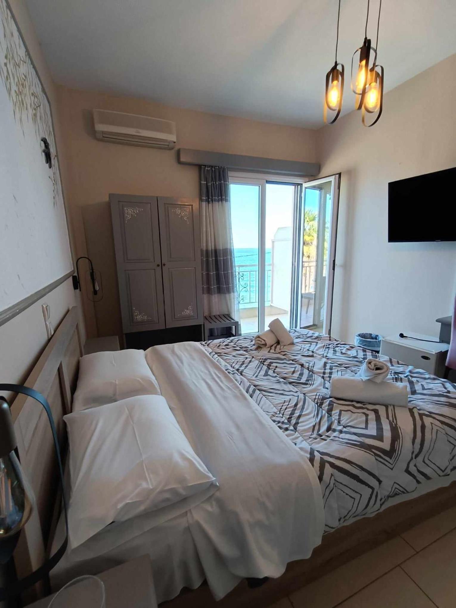 Double or Twin Room with Sea View - Photo 12