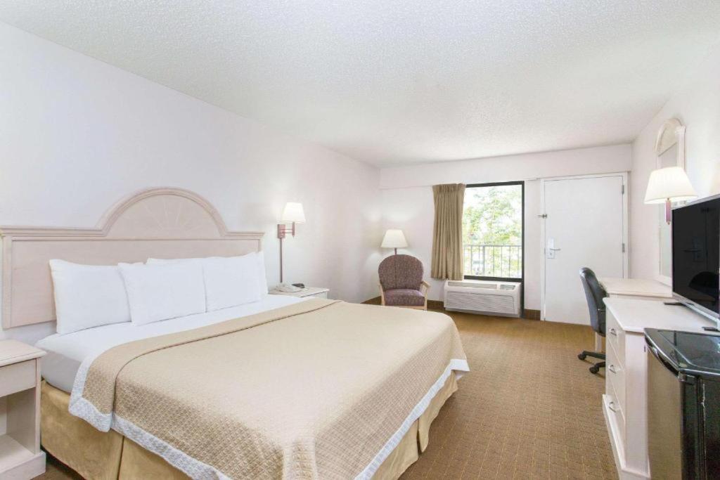 King Room - Non-Smoking - Photo 5