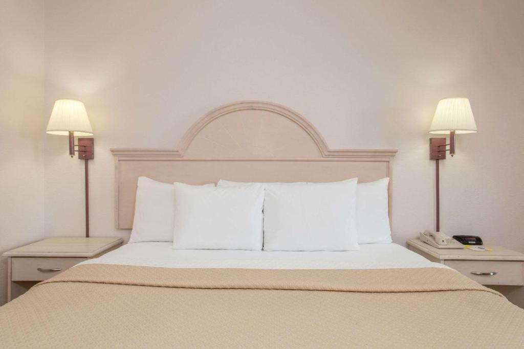 King Room - Non-Smoking - Photo 1