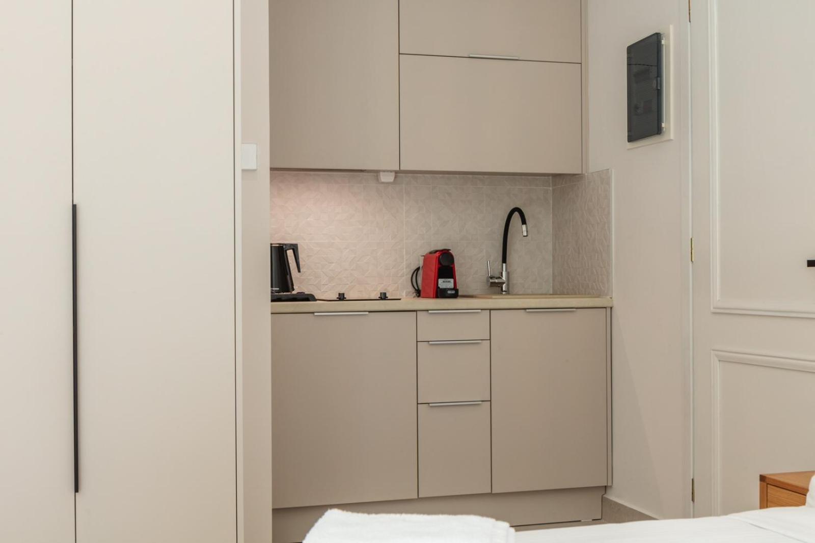 Deluxe Queen Suite photo 2