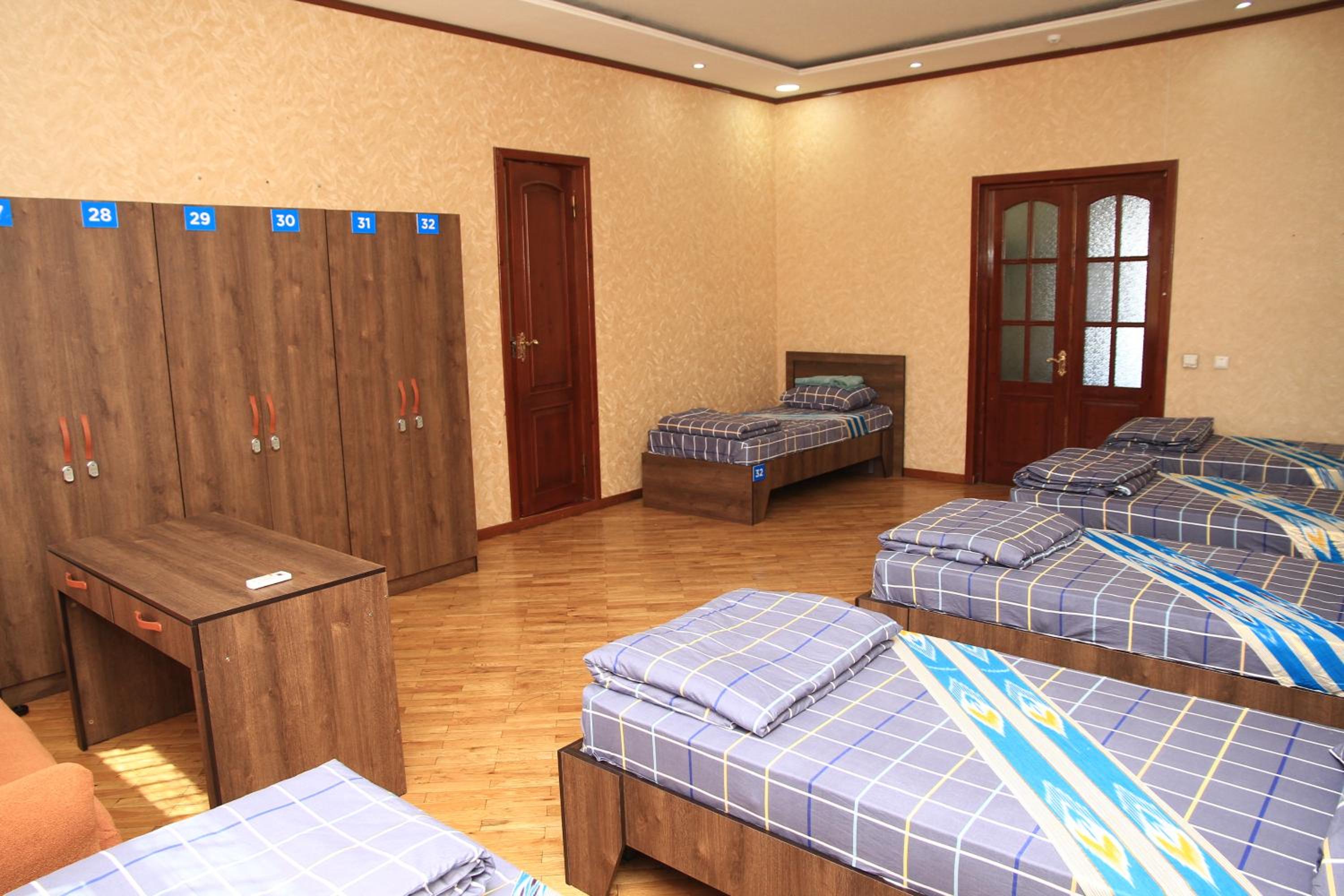 6-Bed Mixed Dormitory Room photo 3