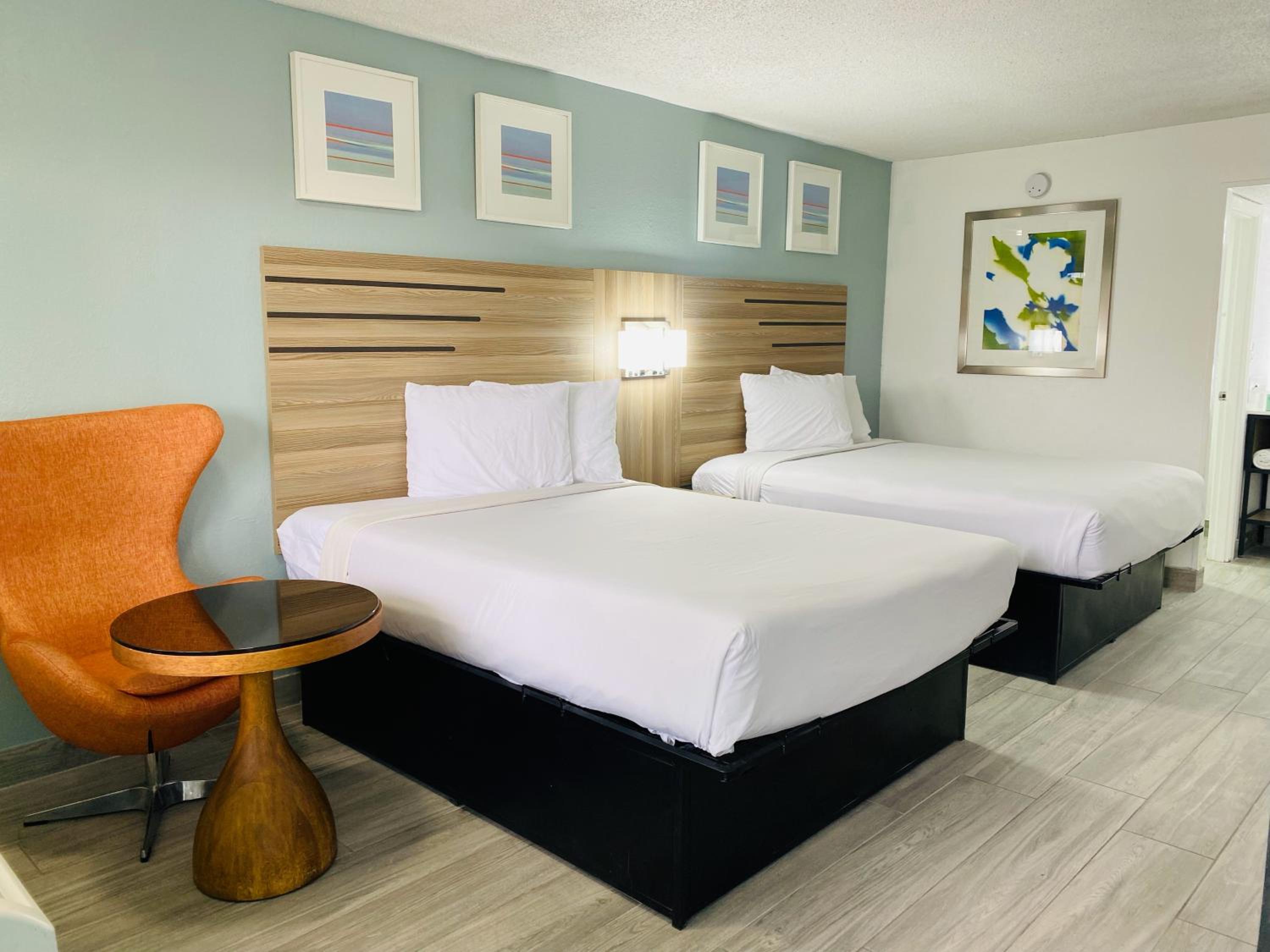 Quadruple Room with Two Queen Beds - Non Smoking - Photo 1