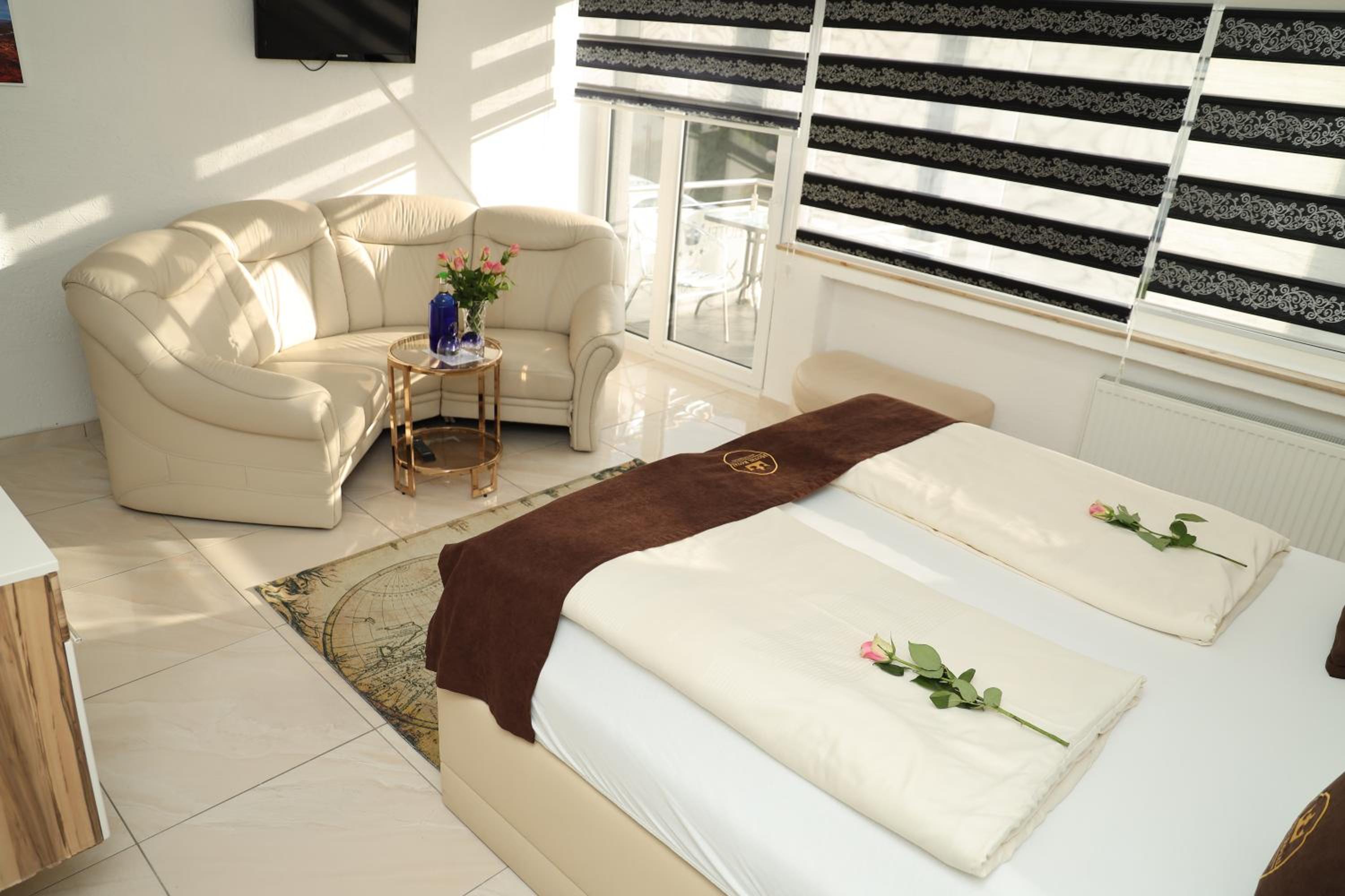 Double Room with Shower - Photo 4