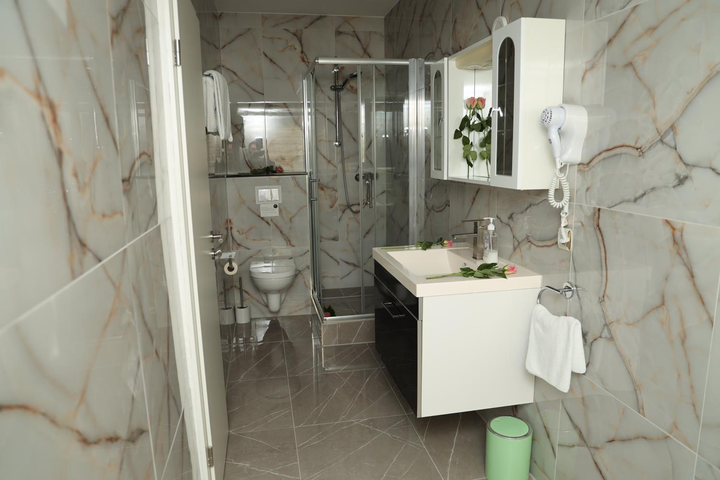 Double Room with Shower - Photo 3