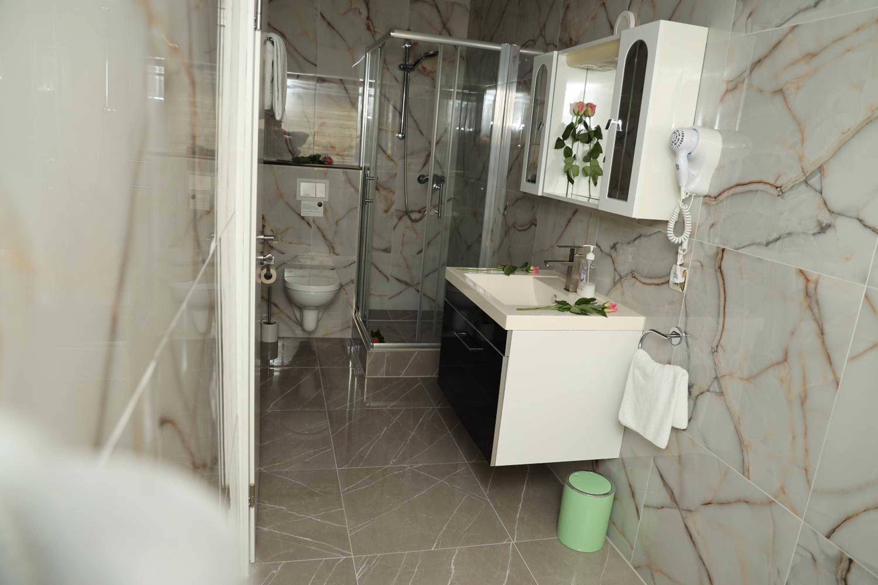 Double Room with Shower - Photo 2