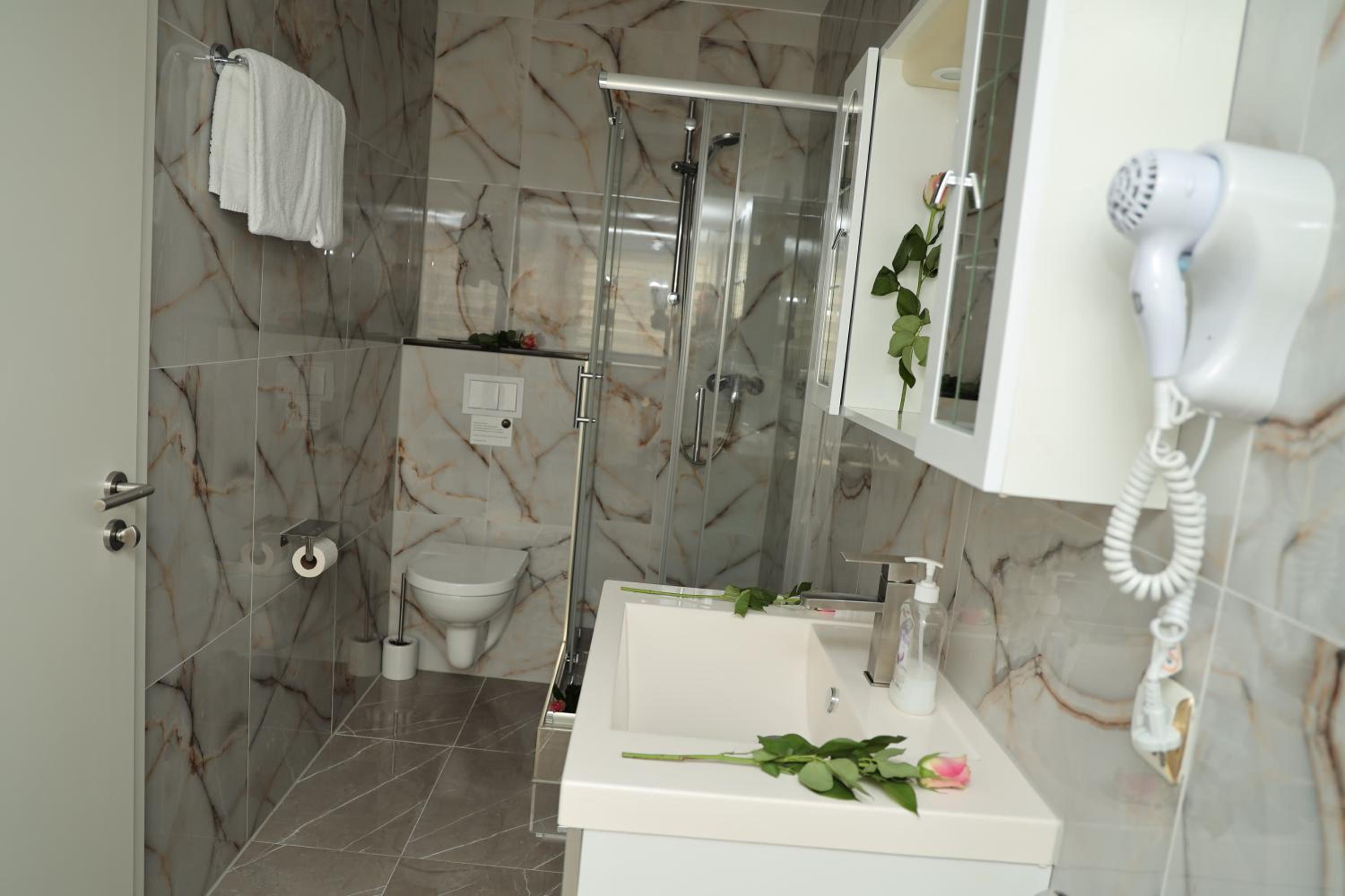 Double Room with Shower - Photo 11