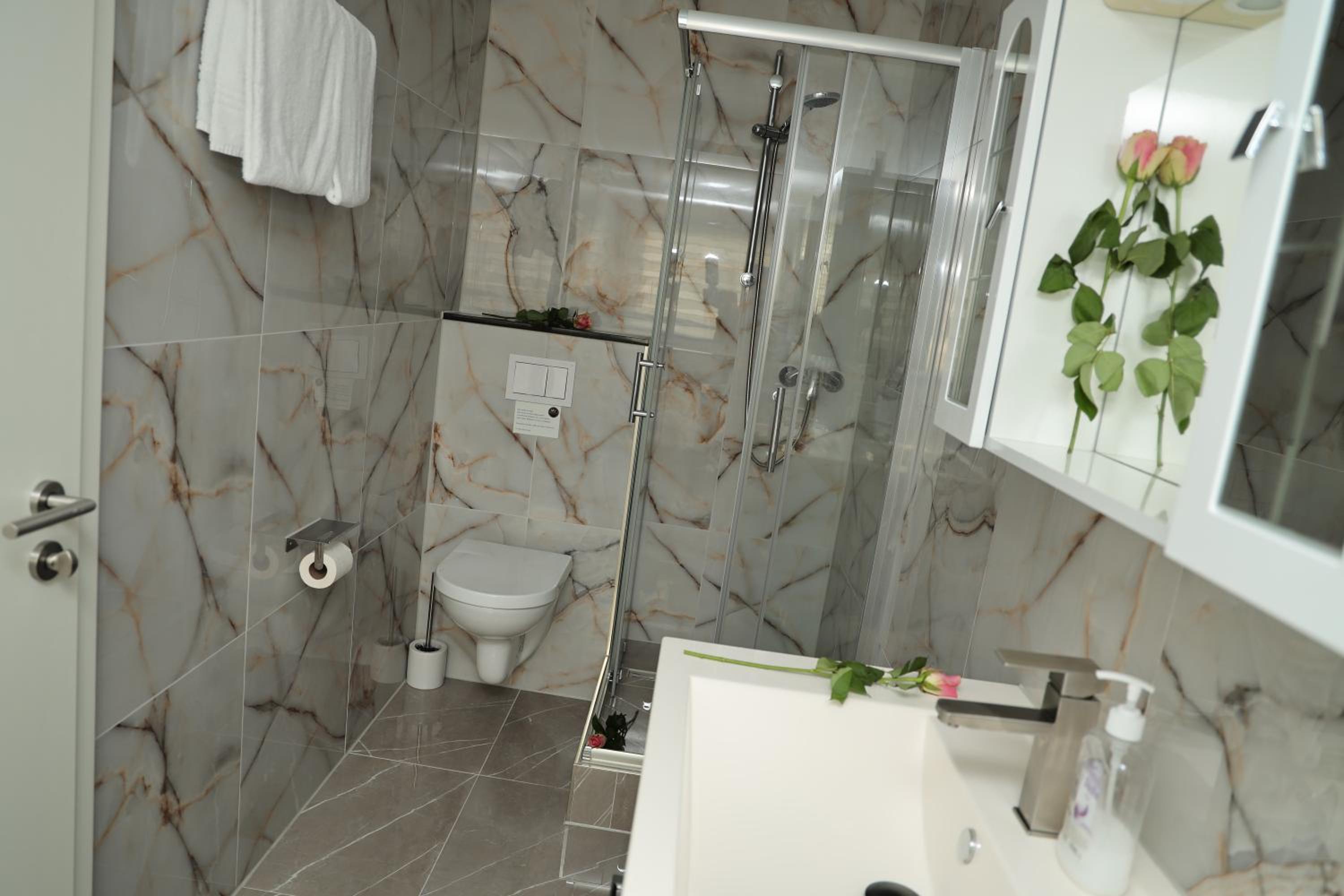 Double Room with Shower - Photo 10
