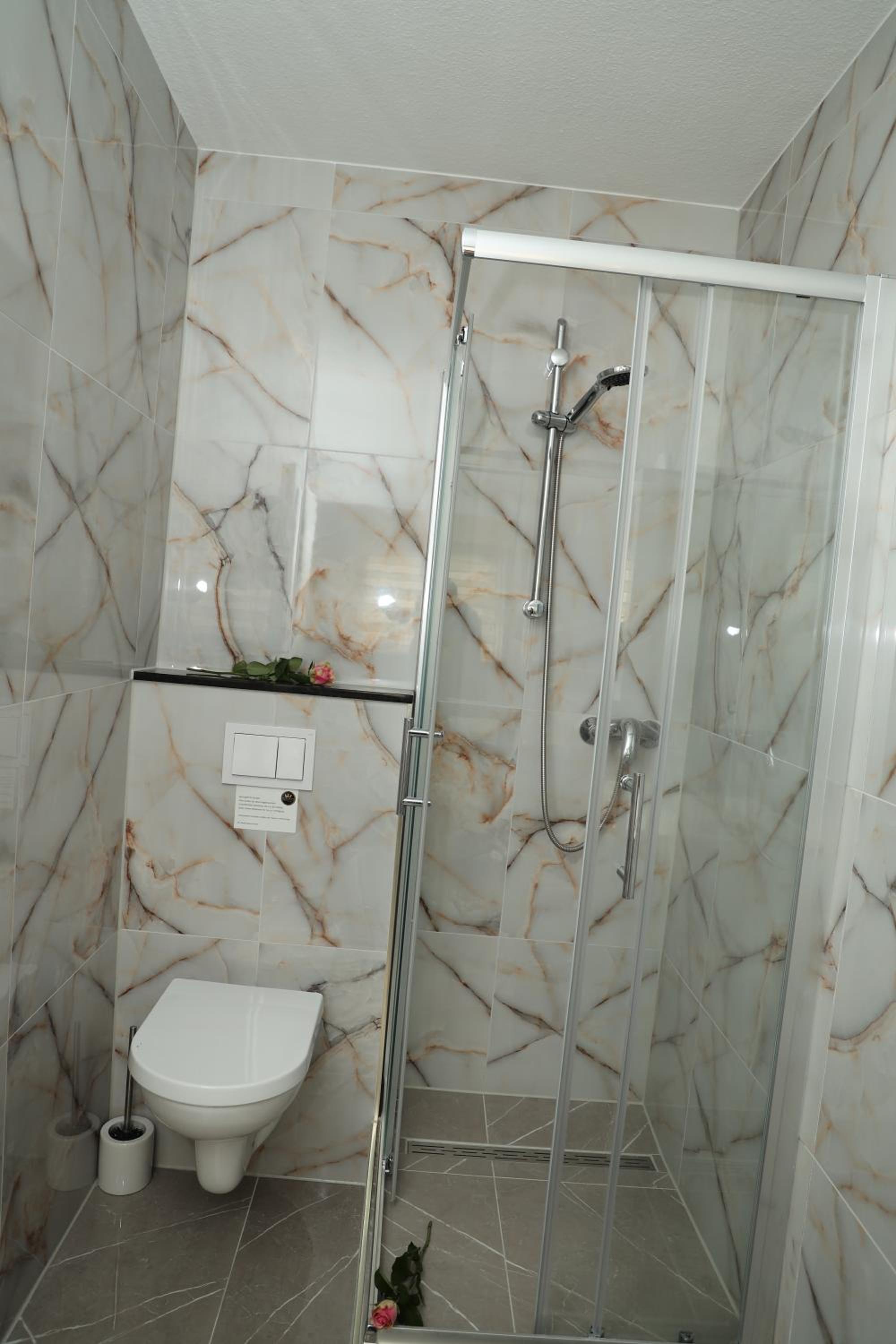 Double Room with Shower - Photo 5