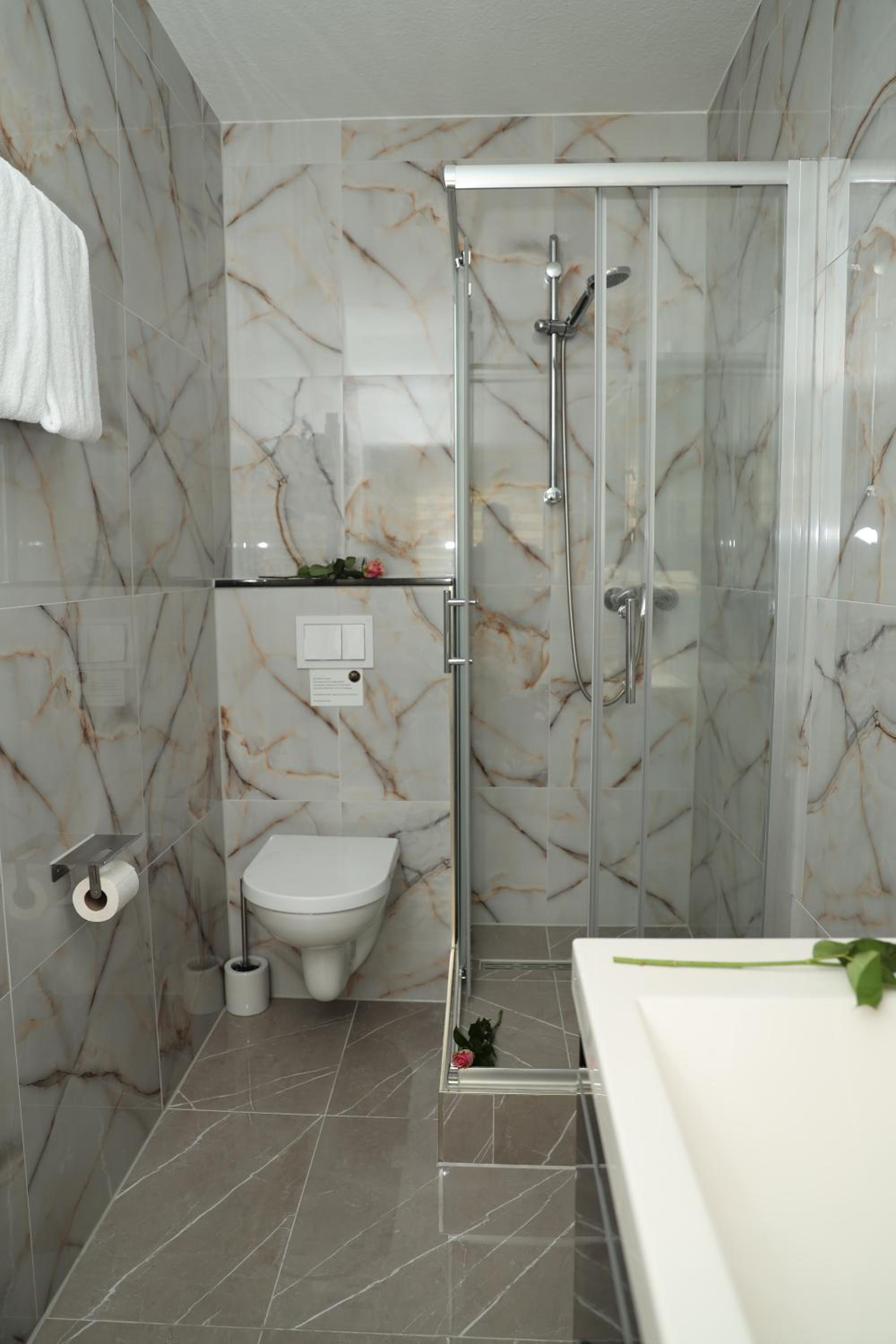 Double Room with Shower - Photo 9