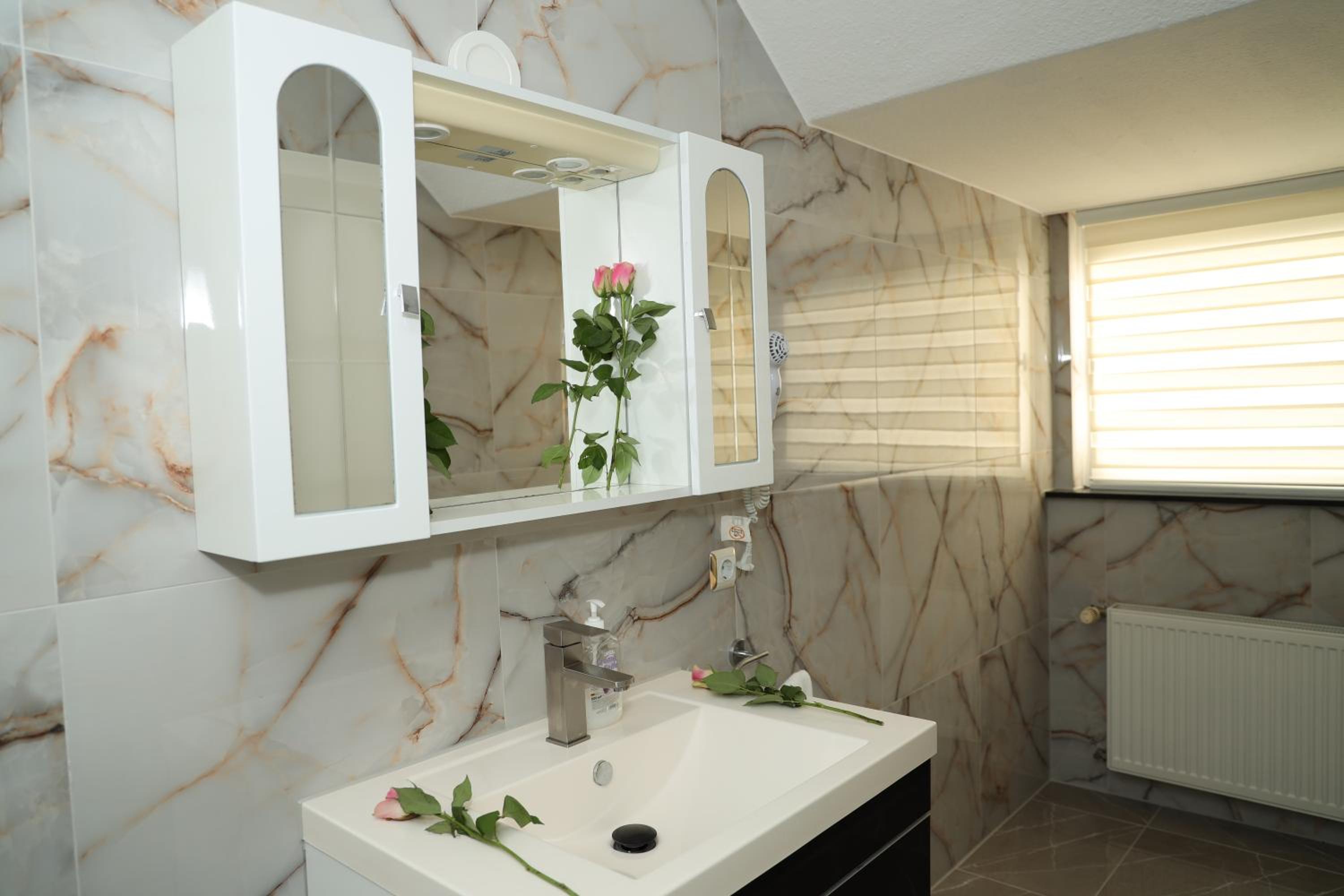 Double Room with Shower - Photo 6