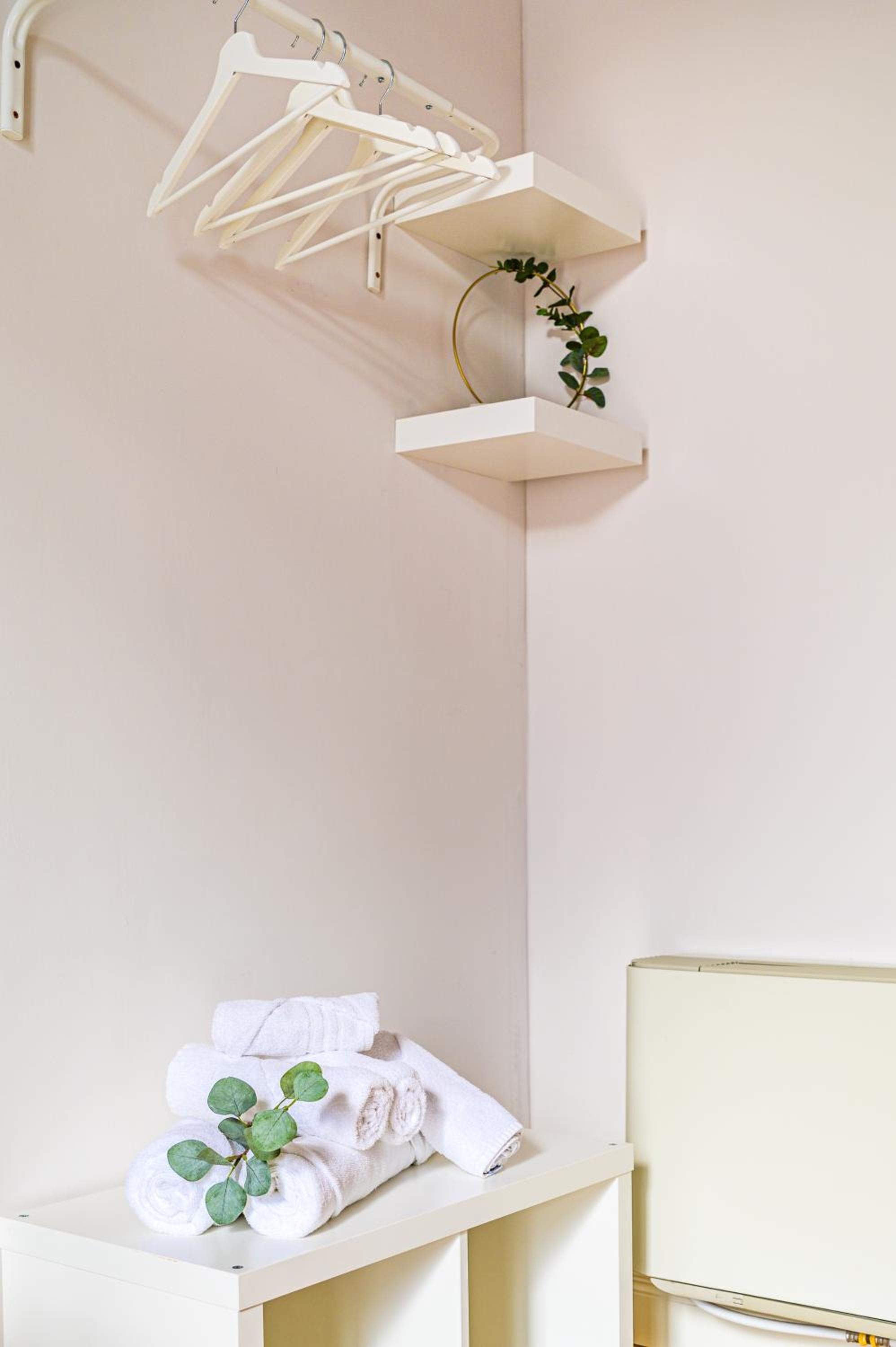 Double Room with Balcony - Photo 10