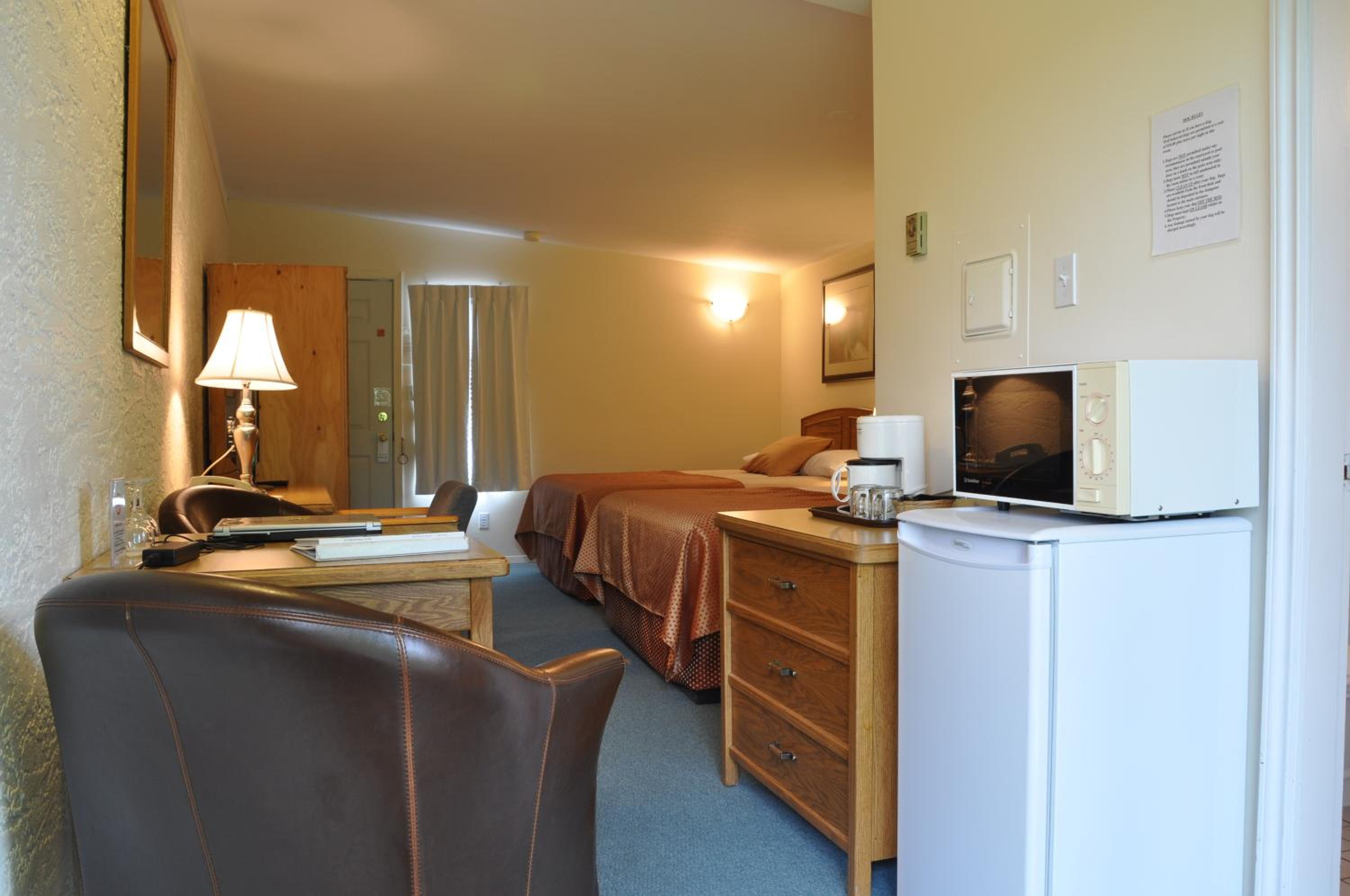 Queen Room with Two Queen Beds with Garden View photo 1