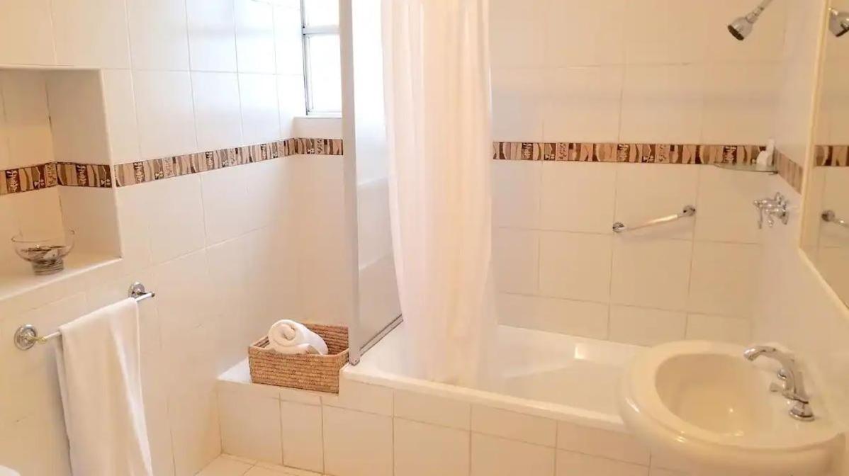 Deluxe Double Room with Two Double Beds - Photo 6