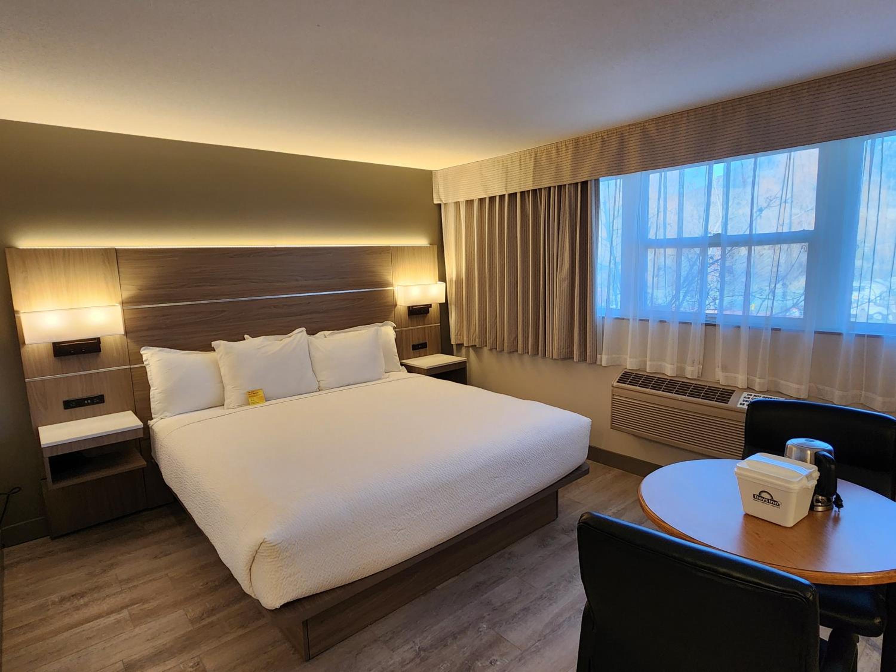 King Room - Non-Smoking - Photo 3