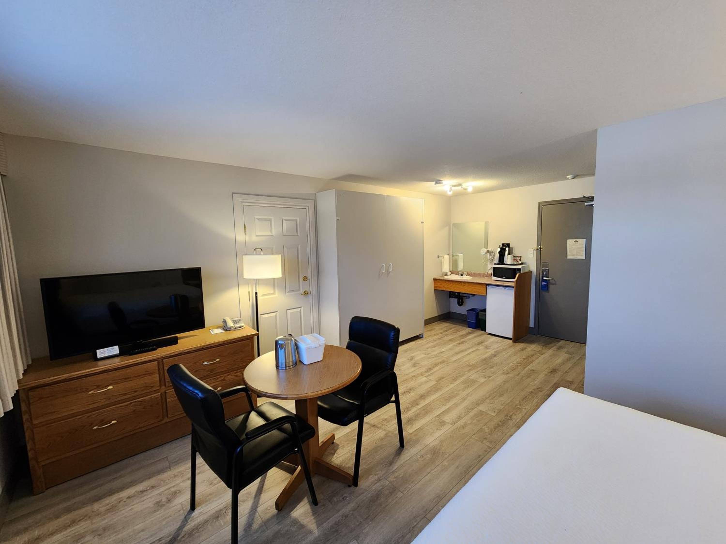 King Room - Non-Smoking - Photo 4