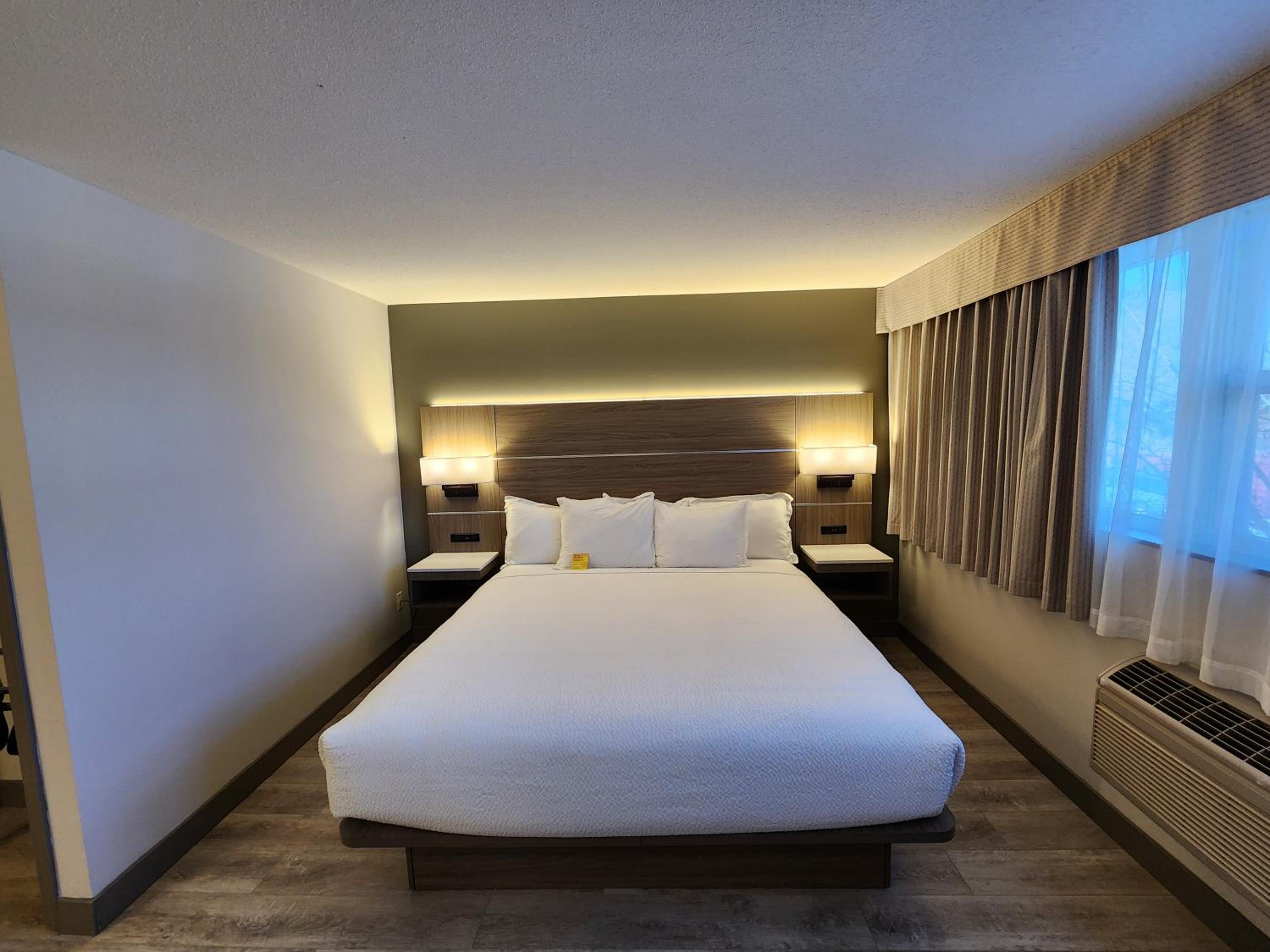 King Room - Non-Smoking - Photo 2