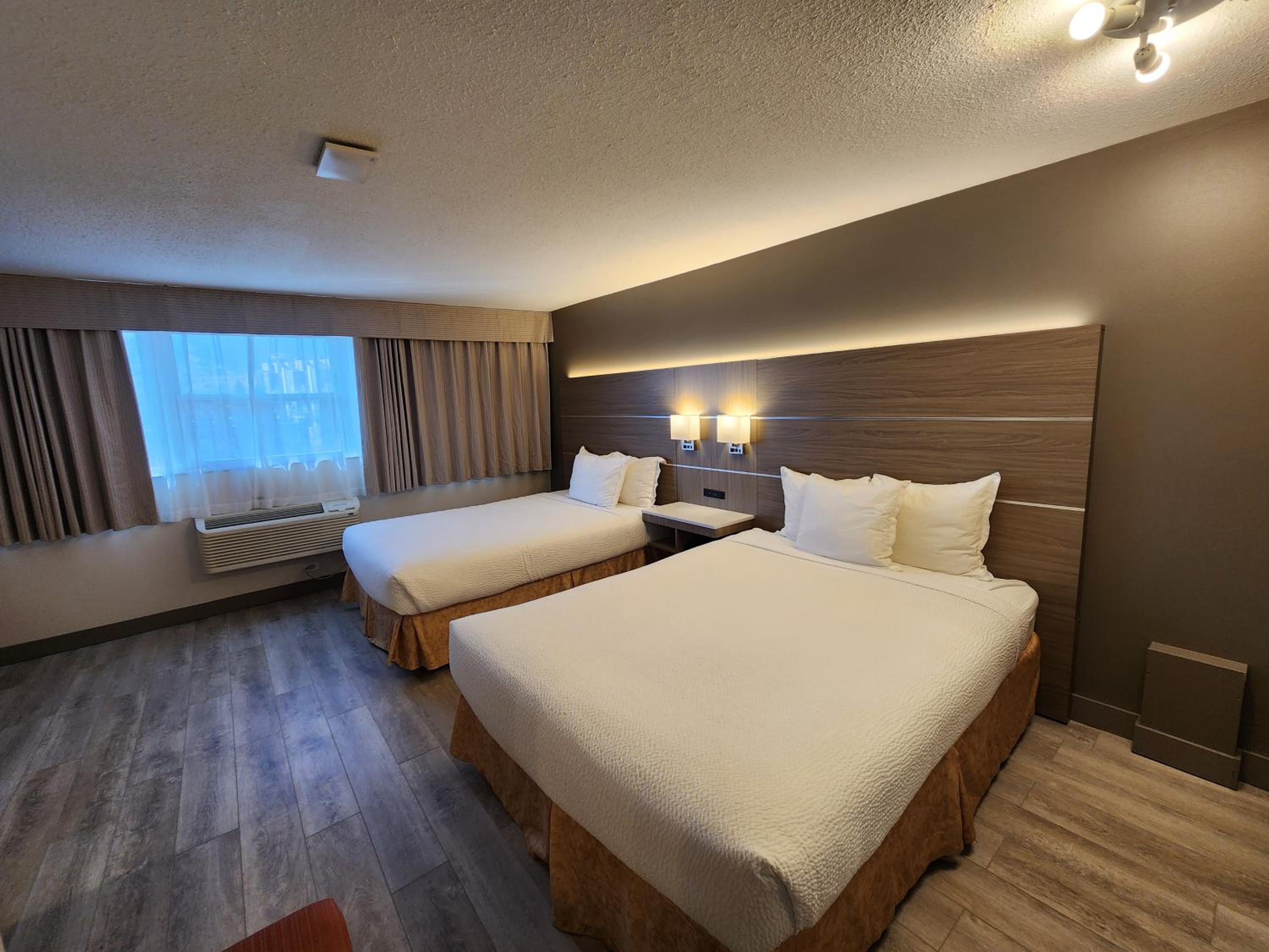 Queen Room with Two Queen Beds - Non-Smoking - Photo 3